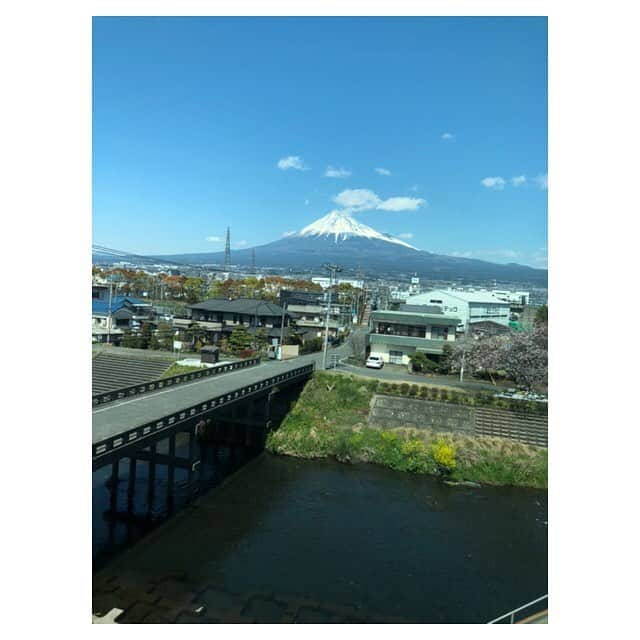 早乙女わかばさんのインスタグラム写真 - (早乙女わかばInstagram)「.﻿ ✨🗻富士山🗻✨﻿ ﻿ 先日とてつもなく綺麗な富士山が車窓から見えました😆💓﻿ ﻿ 富士山投稿は2回目🗻﻿ ﻿ よくよく移動は寝ている事が多いのですが（笑）﻿ この日は奇跡的に起きておりまして…﻿ ﻿ 美しい富士山が👏🏻💕﻿ ﻿ 近くで見たのは中学の修学旅行の時。﻿ いつか近くで見たいです☺️﻿ ﻿ 富士山の近くの御殿場アウトレットも行きたい❤️﻿ ﻿ ゴールデンウィークは混むだろうな🤦🏻‍♀️💦笑﻿ ﻿ #富士山﻿ #日本の宝﻿ #美しい富士山が見える時﻿ #車内アナウンスがある﻿ #御殿場アウトレット﻿ #いつか行きたい」4月18日 11時38分 - s_wakaba.94