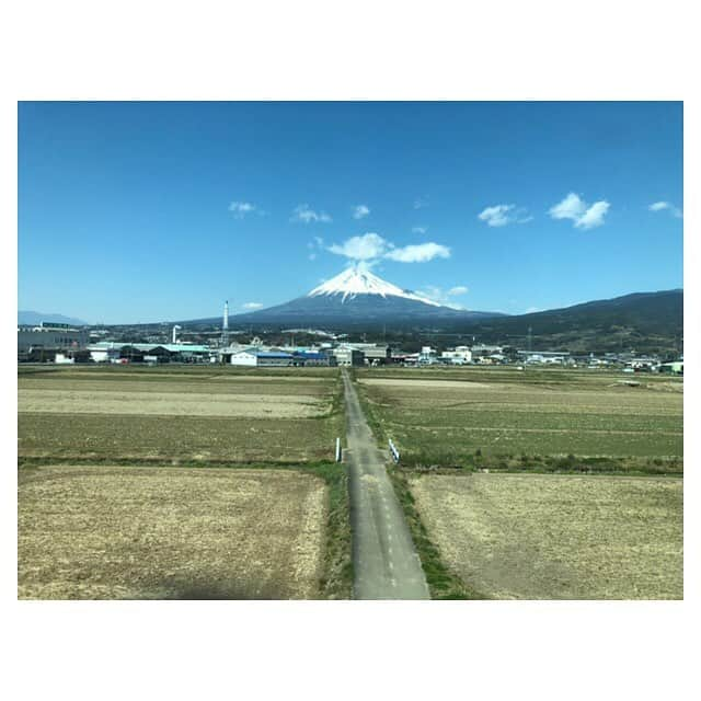 早乙女わかばさんのインスタグラム写真 - (早乙女わかばInstagram)「.﻿ ✨🗻富士山🗻✨﻿ ﻿ 先日とてつもなく綺麗な富士山が車窓から見えました😆💓﻿ ﻿ 富士山投稿は2回目🗻﻿ ﻿ よくよく移動は寝ている事が多いのですが（笑）﻿ この日は奇跡的に起きておりまして…﻿ ﻿ 美しい富士山が👏🏻💕﻿ ﻿ 近くで見たのは中学の修学旅行の時。﻿ いつか近くで見たいです☺️﻿ ﻿ 富士山の近くの御殿場アウトレットも行きたい❤️﻿ ﻿ ゴールデンウィークは混むだろうな🤦🏻‍♀️💦笑﻿ ﻿ #富士山﻿ #日本の宝﻿ #美しい富士山が見える時﻿ #車内アナウンスがある﻿ #御殿場アウトレット﻿ #いつか行きたい」4月18日 11時38分 - s_wakaba.94