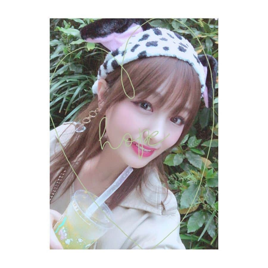 相田瑠菜さんのインスタグラム写真 - (相田瑠菜Instagram)「打ち合わせの後にイン💕💭 シャドランロスから立ち直れそう♪ インしてぼーっとジュース飲んでるだけで 心がほわっと浄化されて😭❤️✨涙 ★ ★ やっぱり私はディズニーの空間の中で 色んな感情になって背中を押されて 成長する気がするの🌟 行く前と行った後 多分別人です！ってくらい 浄化されてスッキリしてます👏💭💕 ★ ★ でも1番は無くした時計が ディズニーで出てきた事が1番驚いてる。 嬉しくてミッキーに感謝しまくった♡ やっぱりディズニーは私の味方です❤ ミッキーありがとう♡ ★ ★ #ディズニーイースター #ディズニーランド  #ディズニーコーデ #ディズニー好きと繋がりたい #ディズニー好き #年パス #1人インパ #101匹わんちゃん #101匹わんちゃんコーデ #disneyland #disneyphotography  #d垢さんと繋がりたい #d垢さんと仲良くなりたい #follow」4月18日 11時38分 - _aina_official