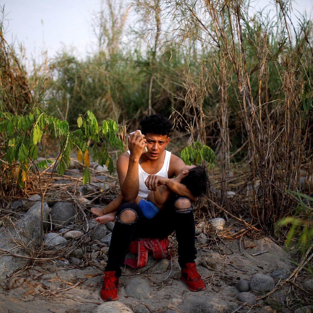 NBC Newsさんのインスタグラム写真 - (NBC NewsInstagram)「A migrant from Central America talks with his family by a river during a break in his journey towards the United States, in Huixtla, Mexico. . 📷 @cabezasphoto / @Reuters」4月18日 11時39分 - nbcnews