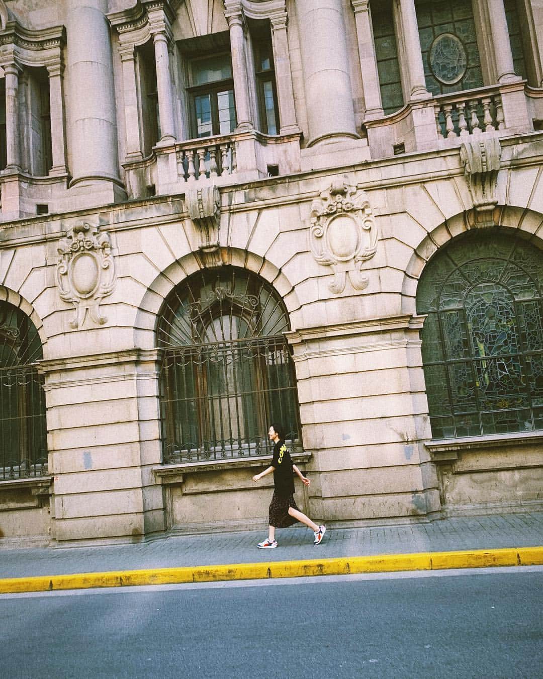 リウ・ウェンのインスタグラム：「Morning strolls☀️」