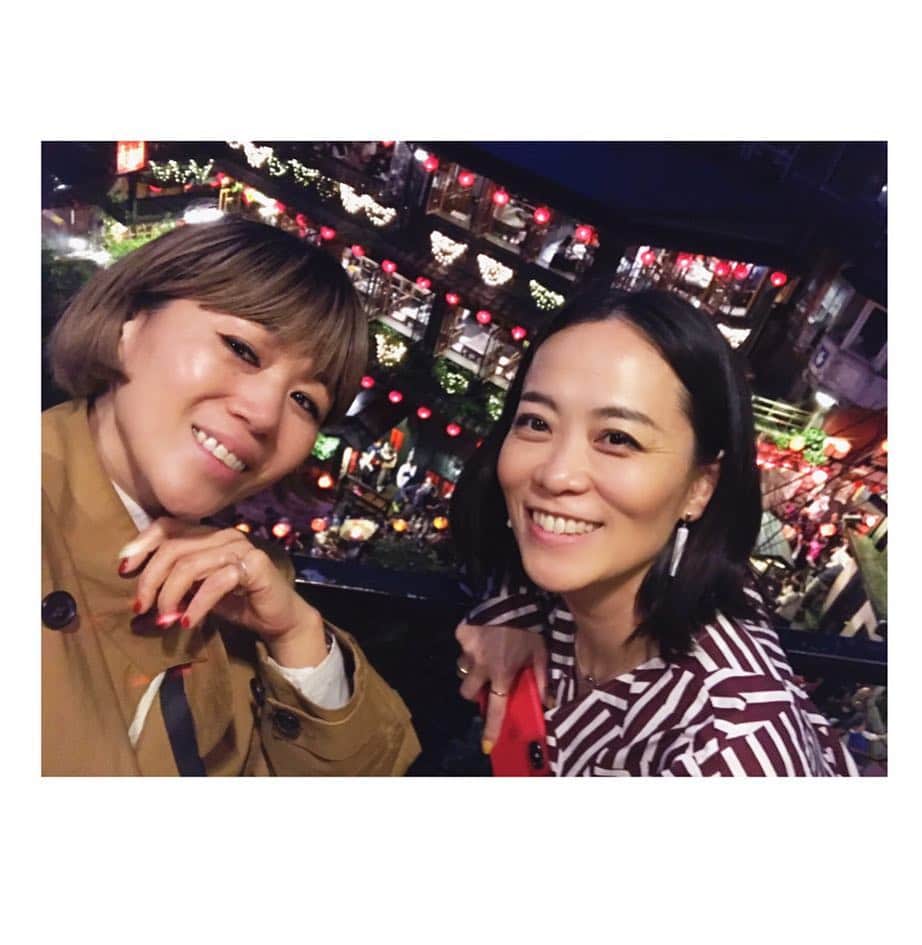 早坂香須子さんのインスタグラム写真 - (早坂香須子Instagram)「雨が降ったりやんだりの台北。  晴れ女のカヨちゃんが絶対降らないからと言うので、九份行きを決めた。そして、私もアンニーちゃんもなかなかの晴れ女である。  小慢のオーナー、謝小慢さんの「雨の九份も素敵ですよ」という後押しもあり、雨降る中九份へ。  着いた時には小雨だったけど、提灯の灯りがともる前にすっかり雨は上がり、霧の九份。 しっとりとした情景がとても素敵だった。  雨のおかげで、いつもより観光客も少なかったみたい。  今回の旅では、カヨちゃんには何事も諦めない事を学び、アンニーちゃんにはおもてなしの心を頂きました。  シメは台北市内に戻ってシメは、アンニーちゃんおススメの地元の人たちが行く火鍋屋さん。 ザワークラウトのような発酵白菜が入った白湯と、漢方が盛りだくさんの辛めのスープ。  最高〜に美味しく、翌朝は身体が軽かった！デトックス鍋と呼ばせていただきます。  ひとまず週末台北はこれでおしまい。  まだまだ行きたいところが沢山ある台湾。  またね。  @seebyanny  @kayokohirao  #九份 #台湾 #台北 #週末旅行 #週末台北 #身体の中から綺麗になる台湾 #香須子旅」4月18日 11時41分 - kazukovalentine