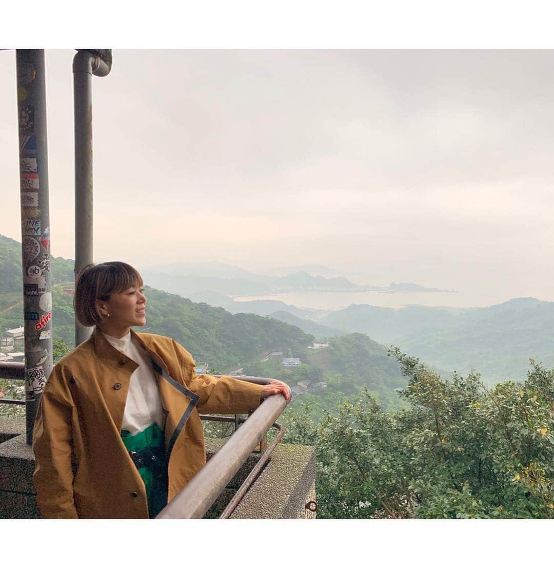早坂香須子さんのインスタグラム写真 - (早坂香須子Instagram)「雨が降ったりやんだりの台北。  晴れ女のカヨちゃんが絶対降らないからと言うので、九份行きを決めた。そして、私もアンニーちゃんもなかなかの晴れ女である。  小慢のオーナー、謝小慢さんの「雨の九份も素敵ですよ」という後押しもあり、雨降る中九份へ。  着いた時には小雨だったけど、提灯の灯りがともる前にすっかり雨は上がり、霧の九份。 しっとりとした情景がとても素敵だった。  雨のおかげで、いつもより観光客も少なかったみたい。  今回の旅では、カヨちゃんには何事も諦めない事を学び、アンニーちゃんにはおもてなしの心を頂きました。  シメは台北市内に戻ってシメは、アンニーちゃんおススメの地元の人たちが行く火鍋屋さん。 ザワークラウトのような発酵白菜が入った白湯と、漢方が盛りだくさんの辛めのスープ。  最高〜に美味しく、翌朝は身体が軽かった！デトックス鍋と呼ばせていただきます。  ひとまず週末台北はこれでおしまい。  まだまだ行きたいところが沢山ある台湾。  またね。  @seebyanny  @kayokohirao  #九份 #台湾 #台北 #週末旅行 #週末台北 #身体の中から綺麗になる台湾 #香須子旅」4月18日 11時41分 - kazukovalentine