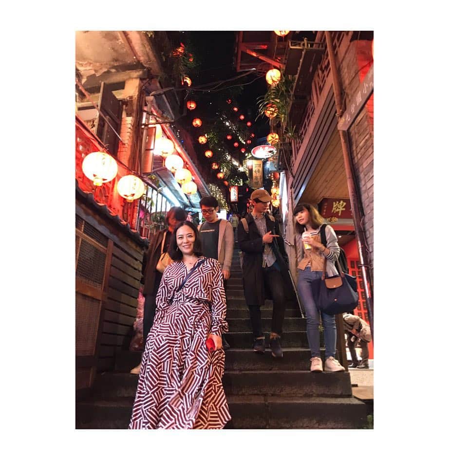 早坂香須子さんのインスタグラム写真 - (早坂香須子Instagram)「雨が降ったりやんだりの台北。  晴れ女のカヨちゃんが絶対降らないからと言うので、九份行きを決めた。そして、私もアンニーちゃんもなかなかの晴れ女である。  小慢のオーナー、謝小慢さんの「雨の九份も素敵ですよ」という後押しもあり、雨降る中九份へ。  着いた時には小雨だったけど、提灯の灯りがともる前にすっかり雨は上がり、霧の九份。 しっとりとした情景がとても素敵だった。  雨のおかげで、いつもより観光客も少なかったみたい。  今回の旅では、カヨちゃんには何事も諦めない事を学び、アンニーちゃんにはおもてなしの心を頂きました。  シメは台北市内に戻ってシメは、アンニーちゃんおススメの地元の人たちが行く火鍋屋さん。 ザワークラウトのような発酵白菜が入った白湯と、漢方が盛りだくさんの辛めのスープ。  最高〜に美味しく、翌朝は身体が軽かった！デトックス鍋と呼ばせていただきます。  ひとまず週末台北はこれでおしまい。  まだまだ行きたいところが沢山ある台湾。  またね。  @seebyanny  @kayokohirao  #九份 #台湾 #台北 #週末旅行 #週末台北 #身体の中から綺麗になる台湾 #香須子旅」4月18日 11時41分 - kazukovalentine