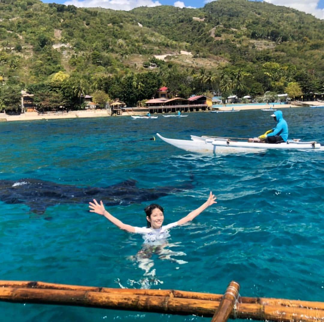 松田るかのインスタグラム：「泳ぎながらの撮影、とても大変そうでしたが、本人いたってへっちゃら。ほんと強いです！  担当編集  #松田るか #松田るか写真集 #写真集」