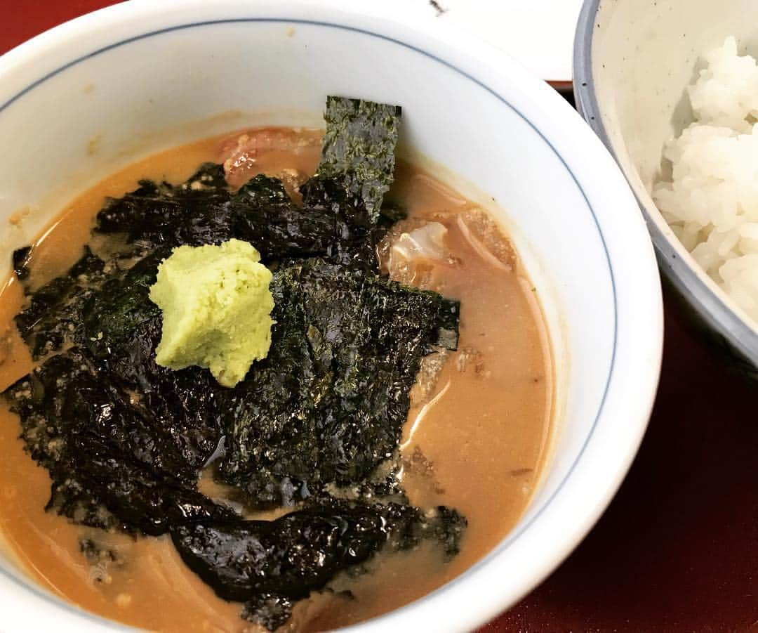 辻仁成さんのインスタグラム写真 - (辻仁成Instagram)「福岡、よし田の鯛茶漬け。中に鯛のお刺身がたっぷり。秘伝のたれが濃厚でヤバい。しかも、最後にダシ汁をかけて茶漬けにしますが、染み渡り、たまりません。こんなに新鮮な鯛がたっぷりで、千円ちょっとだったかな。味と質に毎回やられています。福岡にお越しの際は、ぜひ。笑。」4月18日 11時47分 - tsujihitonari