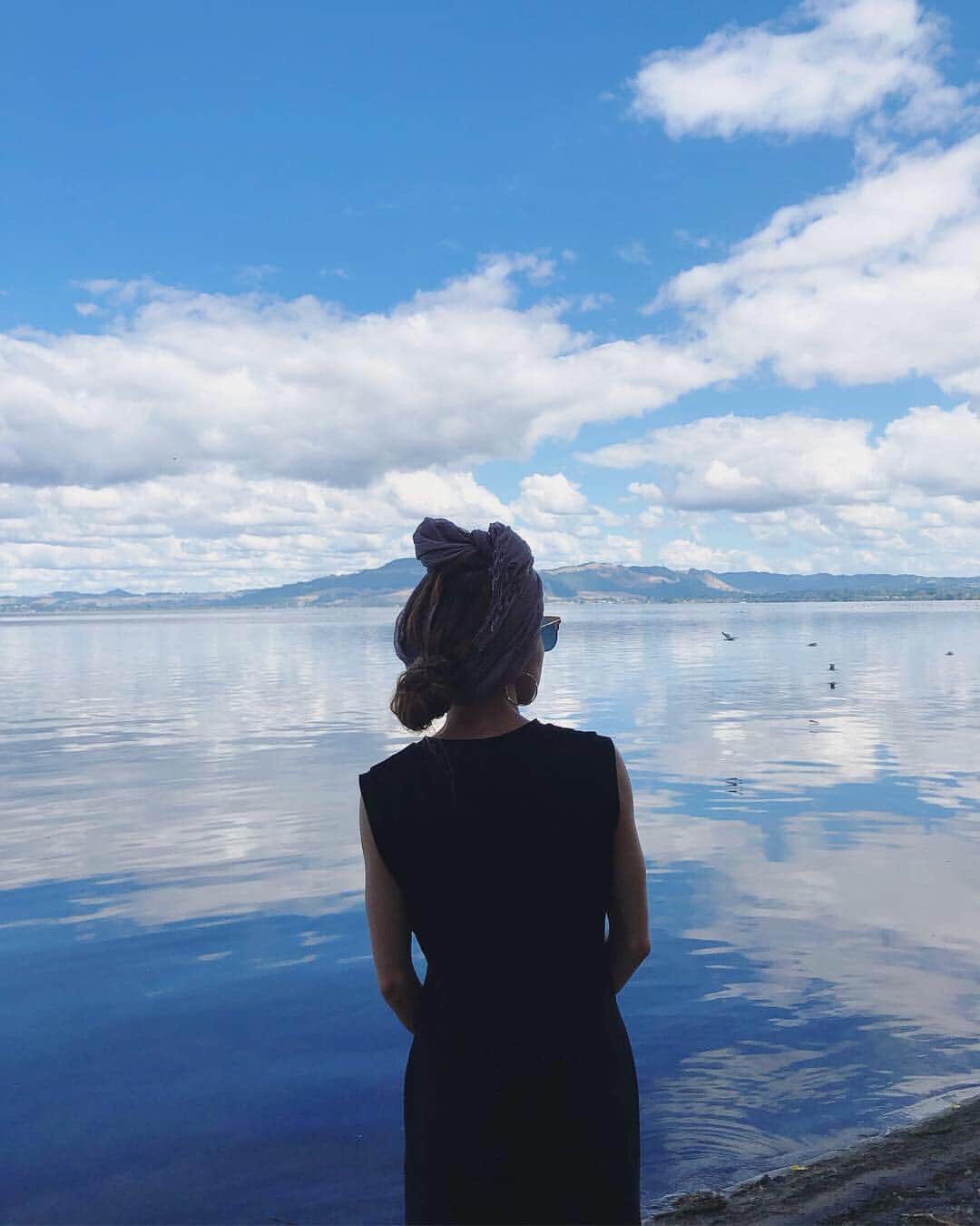 階上実穂さんのインスタグラム写真 - (階上実穂Instagram)「泥温泉のあとはオークランドに戻る前にロトルア湖に寄り道♩¨̮⑅* この旅1番の絶景を最後に見れてしあわせ✨✨ ロトルアは自然がいっぱいでアクティビティも豊富だから1週間ぐらいたかったなぁ🥺💓💓 #nz🇳🇿 #ニュージーランド旅行 #newzealand #rotorua #lakerotorua #ロトルア湖 #絶景」4月18日 11時52分 - miho_ishigami