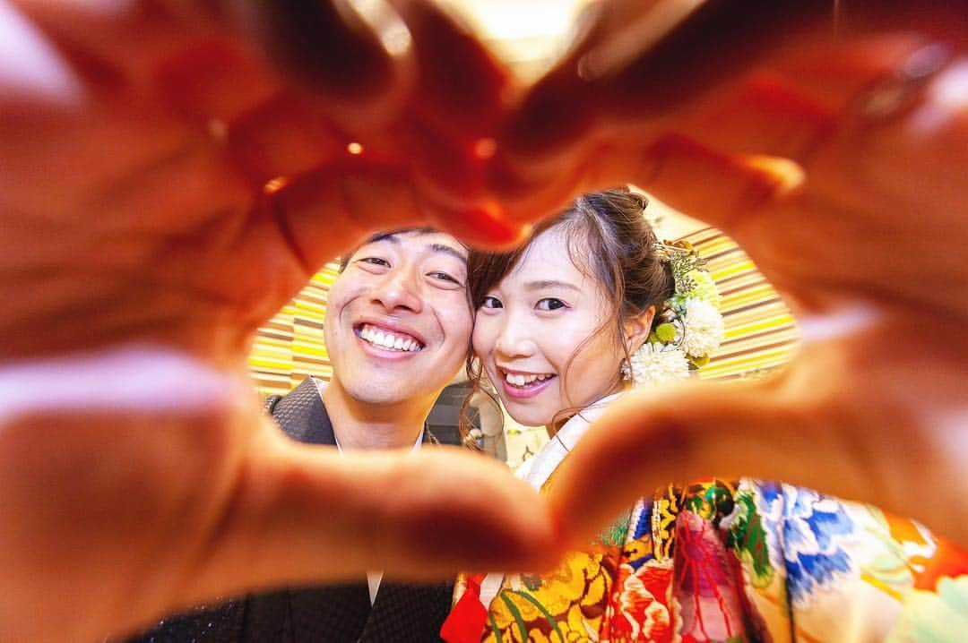 【公式】アールベルアンジェ奈良～結婚式場･ゲストハウス～さんのインスタグラム写真 - (【公式】アールベルアンジェ奈良～結婚式場･ゲストハウス～Instagram)「@artbellangenara をフォローして #アールベルアンジェ奈良 をつけて お写真の投稿おまちしております＊ . ------------------ おふたりで作ったハート型におさまったとっても可愛らしいお写真✳︎ 様々なお写真のアイデアもご提案させていただきます◎ ------------------ . . ブライダルフェアの予約はTOPの URLからしてくださいね⚐ ＞＞＞@artbellangenara . 『#アールベルアンジェ奈良』. のハッシュタグをつけて お写真を投稿してくださいね＊ こちらの公式IG（@artbellangenara ） で取り上げさせていただきます＊ . . . #アールベルアンジェ奈良#結婚式#結婚 #奈良結婚式場#挙式#奈良#チャペル挙式 #関西花嫁#奈良花嫁#ウェディングドレス #ウェディングレポ#挙式レポ #卒花嫁#プレ花嫁#ウェディング #結婚式準備#結婚準備#花嫁準備 #ウェディングフォト#weddingphoto #Otokucon#日本中のプレ花嫁さんと繋がりたい  #weddingtbt #和婚 #和装 #色打掛」4月18日 11時57分 - artbellangenara