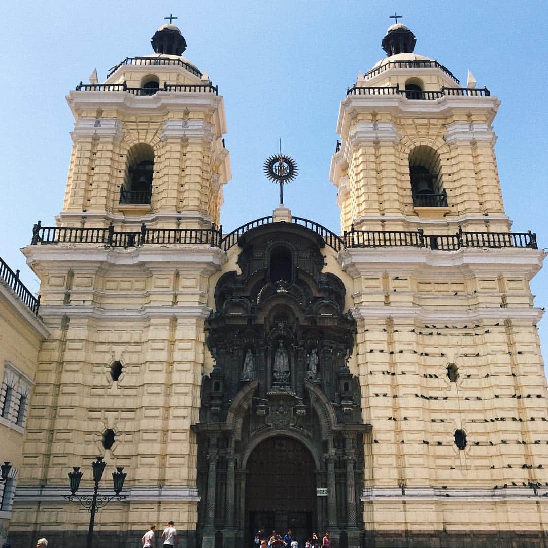 阿久津ゆりえさんのインスタグラム写真 - (阿久津ゆりえInstagram)「ついにPeruにやってきました✈︎🇵🇪 まさか自分がペルーにいるなんて！ まだ実感が湧きませんがワクワクしております。 街も建物もカラフルでとっても可愛いよ〜！❤︎ しばらくペルー投稿が続くと思いますがどうぞお付き合いください☺︎ #VisitPeru #ペルー #peru #意外性大国ペルー  #時差は14時間 #アルマス広場 #大聖堂  #黄色い建物は区役所  #サンフランシスコ教会 #サントドミンゴ教会 #yurie_travel」4月18日 12時03分 - yurie__a