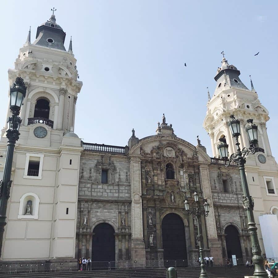 阿久津ゆりえさんのインスタグラム写真 - (阿久津ゆりえInstagram)「ついにPeruにやってきました✈︎🇵🇪 まさか自分がペルーにいるなんて！ まだ実感が湧きませんがワクワクしております。 街も建物もカラフルでとっても可愛いよ〜！❤︎ しばらくペルー投稿が続くと思いますがどうぞお付き合いください☺︎ #VisitPeru #ペルー #peru #意外性大国ペルー  #時差は14時間 #アルマス広場 #大聖堂  #黄色い建物は区役所  #サンフランシスコ教会 #サントドミンゴ教会 #yurie_travel」4月18日 12時03分 - yurie__a