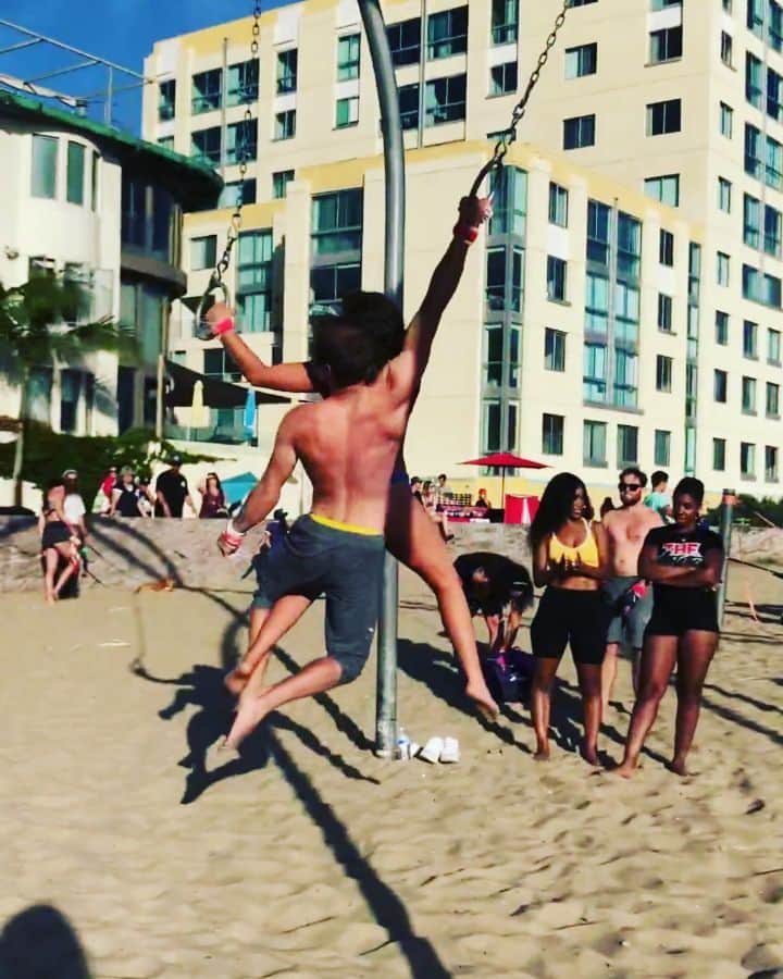 ロビー・ジャーヴィスのインスタグラム：「@zfleckk wearing me like a backpack.  For the record, there is only one athlete in this video... I'm just there to make her laugh. 💪🏻😂 Camera work by @louismatracia」