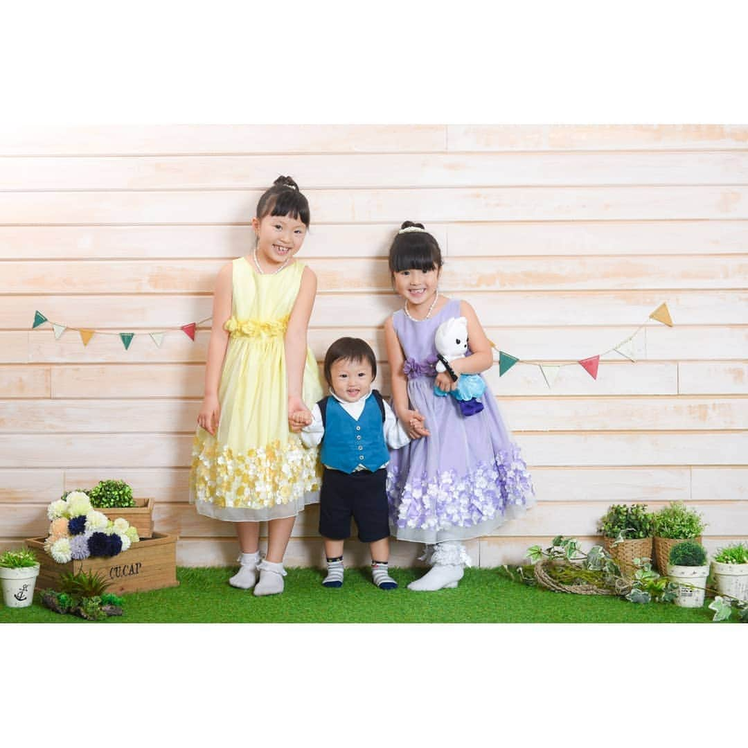 Photo Studio178さんのインスタグラム写真 - (Photo Studio178Instagram)「ドレスアップで ニコニコアイドル✨✨ 👧👶👧 ✽.｡.:*・ ✽.｡.:** https://17hachi.com  #姉妹弟 #cute #女の子ドレス #dress #sister #photography #7歳 #5歳 #1歳 #birthday #5歳女の子 #7歳女の子  #portrait  #indies_gram #kids_japan #PHOS_JAPAN  #instagram_kids #tv_kidz  #ig_kids #instakids  #igfamily_friends  #成長記録  #家族写真 #コズレ #ママリ  #mamanoko  #東京 #月島 #勝どき #豊洲」4月18日 12時01分 - photo_studio_178