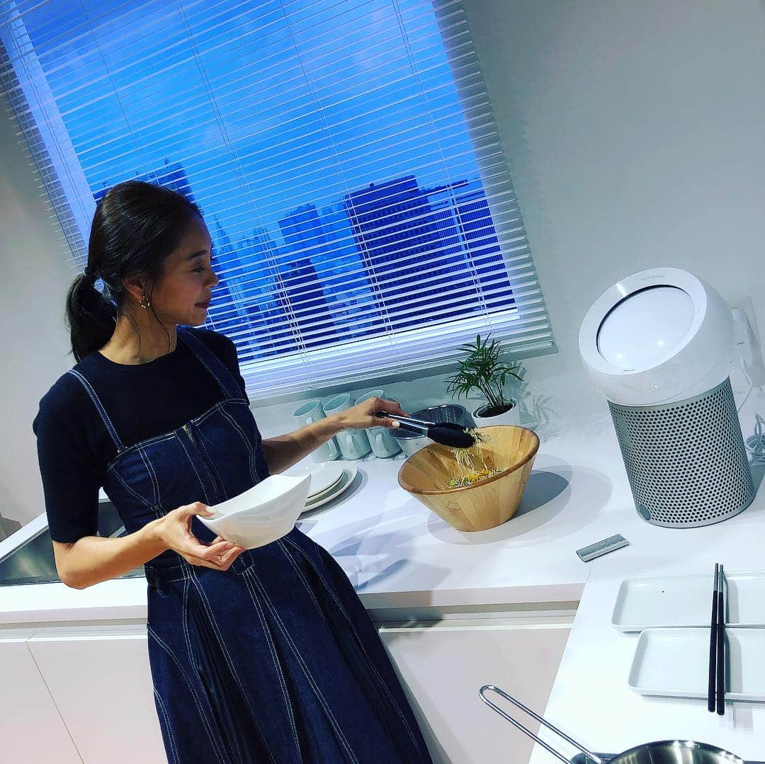 大桑マイミさんのインスタグラム写真 - (大桑マイミInstagram)「dyson pure cool新作発表会に行ってきました。 今回登場は、空気清浄機。 「dyson pure cool me 」 dyson ファンとしてはこれまたステキなものが登場したな〜と実際使用するのが楽しみです。 抜群な機能でありながらも場所を取らないコンパクトさとユニークな形で ライスタイルに合わせてあらゆるシーンで大活躍してくれそう〜です。 展示会場で実演してみたw #dysonhome #dysonpurecool」4月18日 12時08分 - maimiokuwa