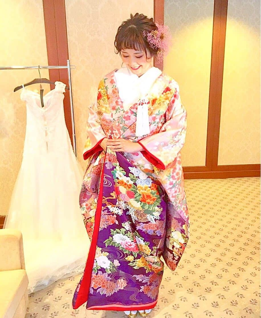 浅井麻里さんのインスタグラム写真 - (浅井麻里Instagram)「💐👰﻿ ﻿ 色打掛♥️﻿ ﻿ ﻿ この前のブライダルモデルの時の👰﻿ 豪華な柄行きや、﻿ ピンクから紫のグラデーションの色合い﻿ すごく好きなお着物だった💕👘﻿ 髪飾りは桜モチーフで、これもまた素敵🌸 ﻿ 隣にかかってるウェディングドレスに﻿ お色直し✨﻿ ﻿ ﻿ ﻿ #色打掛#ウェディングモデル#ブライダルモデル#ウェディング#ブライダル#Dressy花嫁#プラコレ#色打掛花嫁#色打ち掛け#kimono#wedding_mari」4月18日 12時11分 - mari_asai_625