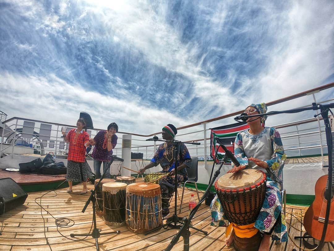 芳美リンさんのインスタグラム写真 - (芳美リンInstagram)「12日間のクルージングを終えて、無事に横浜に戻りました☺  船旅ではたくさんのイベントがあり、あれもこれも楽しみたい！となり、大変でした✨  やはり天気のいい日にデッキで海を見ながら過ごす時は格別。  特に、#アフリカンバンド　#オレダブエコ　さんの#ビアガーデン ライブの時は、最高に幸せでした☺  海と青空を眺めながら生演奏聞けるって最高すぎませんか。✨ アフリカの音楽に触れのは初めてでしたが、  音楽が素敵なのはもちろん、二人のエピソードや祖国への想いなど、色々な気持ちが伝わってくるパフォーマンスに感動しました✨  着ているチェックのシャツは船内のアフリカンマーケットで購入✨  さっそくライブに着ていきました✨  マサイ族の布を使って、ケニアのご家族が作っているそうです☺  普段は大阪で活動されているそうなので、大阪行ったら見に行こうっと♫ アフリカにも興味が湧きました。  まだ載せきれていない写真がたくさんあるので、船旅の様子はまたちょこちょこアップさせて下さい☺  #peaceboat #pbgramer #第三期船上インスタグラマー @peaceboat.cruise #旅したくなるフォト#旅行 #travelstagram #旅人 #lynn_trip #旅 #travelme #travel #trip #traveler #トラベラー  #旅好きな人と繋がりたい #船旅 #goproのある生活#gopro#goprojp」4月18日 12時03分 - lynn.lynn5