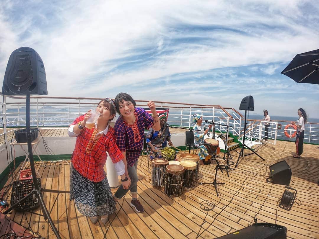 芳美リンさんのインスタグラム写真 - (芳美リンInstagram)「12日間のクルージングを終えて、無事に横浜に戻りました☺  船旅ではたくさんのイベントがあり、あれもこれも楽しみたい！となり、大変でした✨  やはり天気のいい日にデッキで海を見ながら過ごす時は格別。  特に、#アフリカンバンド　#オレダブエコ　さんの#ビアガーデン ライブの時は、最高に幸せでした☺  海と青空を眺めながら生演奏聞けるって最高すぎませんか。✨ アフリカの音楽に触れのは初めてでしたが、  音楽が素敵なのはもちろん、二人のエピソードや祖国への想いなど、色々な気持ちが伝わってくるパフォーマンスに感動しました✨  着ているチェックのシャツは船内のアフリカンマーケットで購入✨  さっそくライブに着ていきました✨  マサイ族の布を使って、ケニアのご家族が作っているそうです☺  普段は大阪で活動されているそうなので、大阪行ったら見に行こうっと♫ アフリカにも興味が湧きました。  まだ載せきれていない写真がたくさんあるので、船旅の様子はまたちょこちょこアップさせて下さい☺  #peaceboat #pbgramer #第三期船上インスタグラマー @peaceboat.cruise #旅したくなるフォト#旅行 #travelstagram #旅人 #lynn_trip #旅 #travelme #travel #trip #traveler #トラベラー  #旅好きな人と繋がりたい #船旅 #goproのある生活#gopro#goprojp」4月18日 12時03分 - lynn.lynn5
