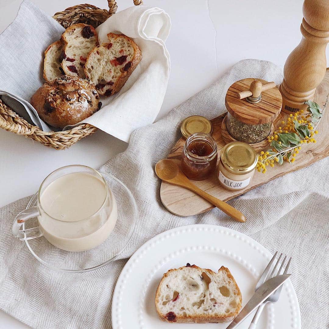 エステティックTBCさんのインスタグラム写真 - (エステティックTBCInstagram)「⁣⁣⠀ 朝食はパン派？ごはん派？⁣⠀ ⁣⠀ Instagramでも朝食べたパンを投稿する「#朝ごパン 」というハッシュタグが流行っていますよね。⁣⠀ アレンジの幅も広いので、時間がない朝に手軽におしゃれな朝食を作れるのも魅力のひとつ🥐✨⁣⠀ ⁣⠀ ヘルシーなパンを選んだら、一日の始まりをおしゃれな「朝ごパン」からスタートしてみませんか？⁣⠀ ⁣⠀ ＿＿＿＿＿＿＿＿＿＿＿＿＿＿＿＿＿＿＿＿＿＿＿⁣⠀ TBCは新しい事にチャレンジするあなたを⁣⠀ 脱毛・フェイシャル・ボディで応援します！⁣⠀ 詳しくはプロフィールページのURLからご覧ください。⁣⠀ ＿＿＿＿＿＿＿＿＿＿＿＿＿＿＿＿＿＿＿＿＿＿＿＿＿⁣⠀ ⁣⠀ #TBC #エステティックTBC #TBCと過ごす日常 ⁣⠀ #エステティック #エステ #脱毛 #脱毛サロン ⁣⠀ #エステサロン #美容情報 #美容部 #肌ケア #美容 #朝ごはん #朝食 #丁寧な暮らし #シンプルな暮らし #パン #パン活 #ライフスタイル #アレンジパン #パン好き #パンスタグラム #パンのある暮らし #電気脱毛 #電気脱毛サロン #終わりのある脱毛 #totalbeautycommunications⁣」4月18日 12時04分 - tbc_aesthetic