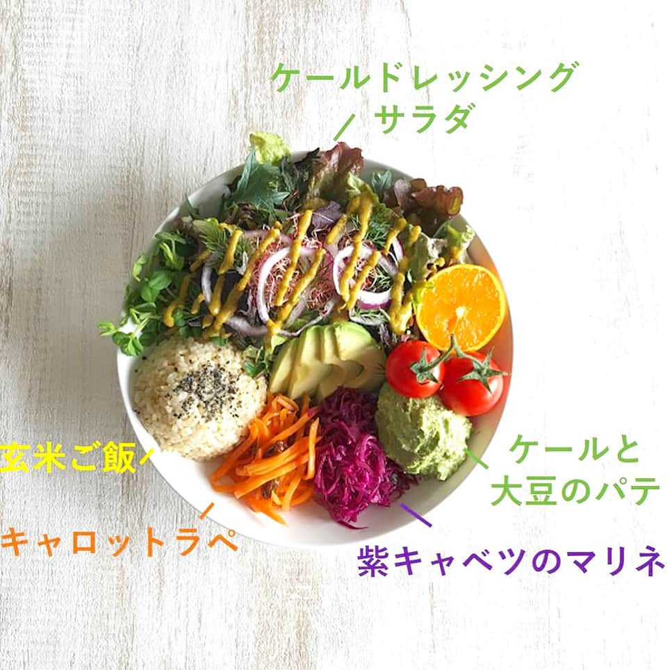 kyusai_kale_officialさんのインスタグラム写真 - (kyusai_kale_officialInstagram)「こんにちは✨今回は、ヘルシーな「#べジプレート」に挑戦しました！野菜をたっぷり食べられるケールのドレッシングと、少量でしっかりお腹にたまるケールと大豆のパテのレシピをご紹介します。ドレッシングは冷蔵庫で1週間程度、パテは冷蔵庫で2～3日程度は日持ちするので「#つくりおき」におすすめです。ぜひお好みのお惣菜やたっぷりの野菜と一緒にヘルシーなランチをお楽しみください☺作ってくださったらぜひ「#キューサイ」をつけて投稿を♪ -------------------------- ✨材料✨(作りやすい分量) ●ケールと大豆のパテ A(ケール青汁(粉末タイプ) 7g、オリーブ油 大さじ3、塩 小さじ1と1/2、ホワイトペッパー 少々) 大豆(水煮) 400g ●ケールのドレッシング B(ケール青汁(粉末タイプ) 3.5g、玉ねぎ 1/2個、人参 1/2個、なたね油 100mL、みりん 大さじ1、白すりごま 大さじ1/2、塩麹 大さじ1/2、りんご酢 35mL) ●サラダ お好みの野菜 適量 ※今回は下記食材を使用 サニーレタス、紫玉ねぎ、アルファルファ、ミニトマト、アボカド 各適量 ●その他 キャロットラペ 適量 紫キャベツのマリネ 適量 玄米ご飯 適量  1. ケールと大豆のパテを作ります。大豆(水煮)の煮汁を別容器に移してとっておき、大豆(水煮)とAをフードプロセッサーでペースト状になるまで撹拌します。固すぎる場合、大豆(水煮)の煮汁を少しずつ足して好みの固さになるまで撹拌します。 2. ケールのドレッシングを作ります。Bをミキサーに入れて滑らかになるまで撹拌します。 3. 1.とサラダ、キャロットラペ、紫キャベツのマリネ、玄米ご飯などお好みのお惣菜やご飯をプレートに盛り付け、2.をサラダに回しかけて完成です。  #ケール#kale#青汁#ケール青汁#キューサイの青汁#野菜不足 #おしゃぴく#オシャピク#おしゃピク #女子会レシピ#女子会メニュー #ベジ#ベジプレート#ベジ部#ベジタリアンランチ#ベジタリアンメニュー#ベジタリアンフード#ベジごはん#ベジランチ#おうちランチ #野菜ランチ#野菜たっぷり#ワンプレート#ヘルシーランチ#ヴィーガンランチ#ヴィーガンプレート#ヴィーガン」4月18日 12時05分 - kyusai_kale_official