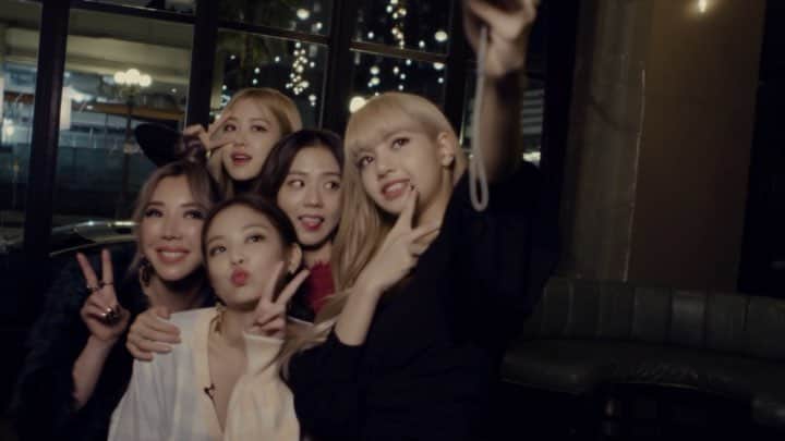 コーチェラのインスタグラム：「@blackpinkofficial met up with @tokimonsta to talk about their Coachella debut • Watch this weekend on Coachella Curated」