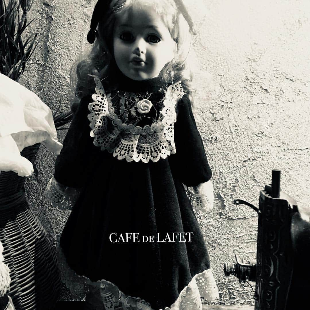 cafe.de.lafet&mon.magasinさんのインスタグラム写真 - (cafe.de.lafet&mon.magasinInstagram)「本日のランチタイムは終了致しました。  ご来店頂きましたお客様 誠に有難うございました。  インスタで見つけて 来てみました。  と東松山〜や 箱崎〜からと  お客様がご来店されました。 有難うございました。  ガレットに新メニューが 出ました。  当店のガレット職人さん男性に  新メニューはどんなガレットですか？  とお聞きいたしましたところ、、 例えると、、イタリアとフランスブルターニュ出身の国際結婚したご夫婦が、お互い食事の好みの合う食事を作ろう‼︎ と言う考えから生まれたような そんな感じのガレット。  との回答でした🐰  新メニューはイタリアを代表する 鳥もも肉のトマト煮込み、カッチャトーレをトッピングしたガレット。  柔らかくジューシーな 美味しいカッチャトーレガレットをお召し上がりください。  デザートは春夏秋限定  ラムマロングラスと紅茶の シフォンケーキ  メープルシロップでお召し上がりください🐰  本日もありがとうございました🐰  週末、ゴールデンウィークも どうぞ宜しくお願い致します。  スタッフ マリアンヌより。  #ガレット  #カフェ  #café  #さいたま市カフェ  #カフェ巡り  #巡り会い  #ランチ  #シードル  #ワイン  #カフェ好きな人と繋がりたい  #ケーキ  #アイス  #栗  #おしゃれさんと繋がりたい  #森のカフェ  #隠れすぎ カフェ #さいたま三ツ星グルメ2016掲載店 #大宮  #fashionblogger  #fashion  #レザーシューズ  #フレンチカントリー  #油絵  #大宮カフェ  #浦和カフェ  #カフェレストラン  #アンティーク  #クレープ」4月18日 17時43分 - cafe.de.lafet