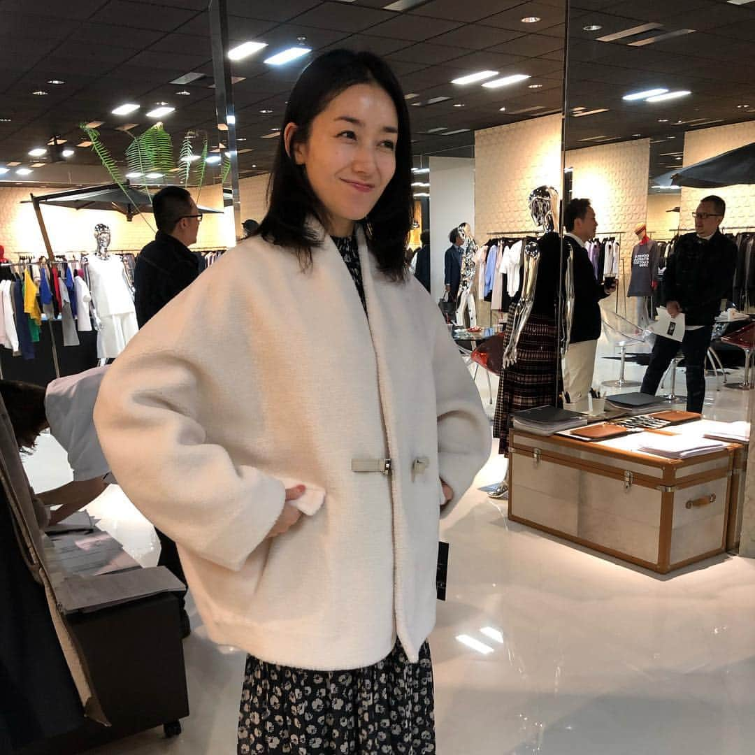 甘糟記子さんのインスタグラム写真 - (甘糟記子Instagram)「昨日は朝からダブスタの展示会へ！  午後から姫の保護者会だったので、ホントに朝一で行きました（笑）  帰り際、甘糟ちゃん？！と言われ、振り向いたらほしのあきちゃんが〜！！ あっきーに会うのは17年ぶり？（笑）  モデルからタレントさんになって変わる人もいれば、こうやって変わらず声をかけてくれるあっきーみたいな人もいて(๑˃̵ᴗ˂̵) とっても嬉しかったです！  というか、相変わらず可愛くて全然変わらないわ(≧∀≦) 展示会へ行くと懐かしい面々とも遭遇できて、楽しいな〜☆*:.｡. o(≧▽≦)o .｡.:*☆ 2枚目に優子様が試着してるハーフコートや、3枚目の水玉パンツなど、今回も可愛い服盛りだくさんで大興奮！  くるみちゃん、いつもありがとう！  4枚目と5枚目は、保護者会の前に幼稚園のママ友とサクッとランチ！ 美味しいピザで満たされて、危うく寝るとこだったわ〜（笑）  #ダブスタ#ダブルスタンダードクロージング#展示会#久しぶり#ほしのあき ちゃん#橋本優子#ママモデル」4月18日 17時36分 - norihey924