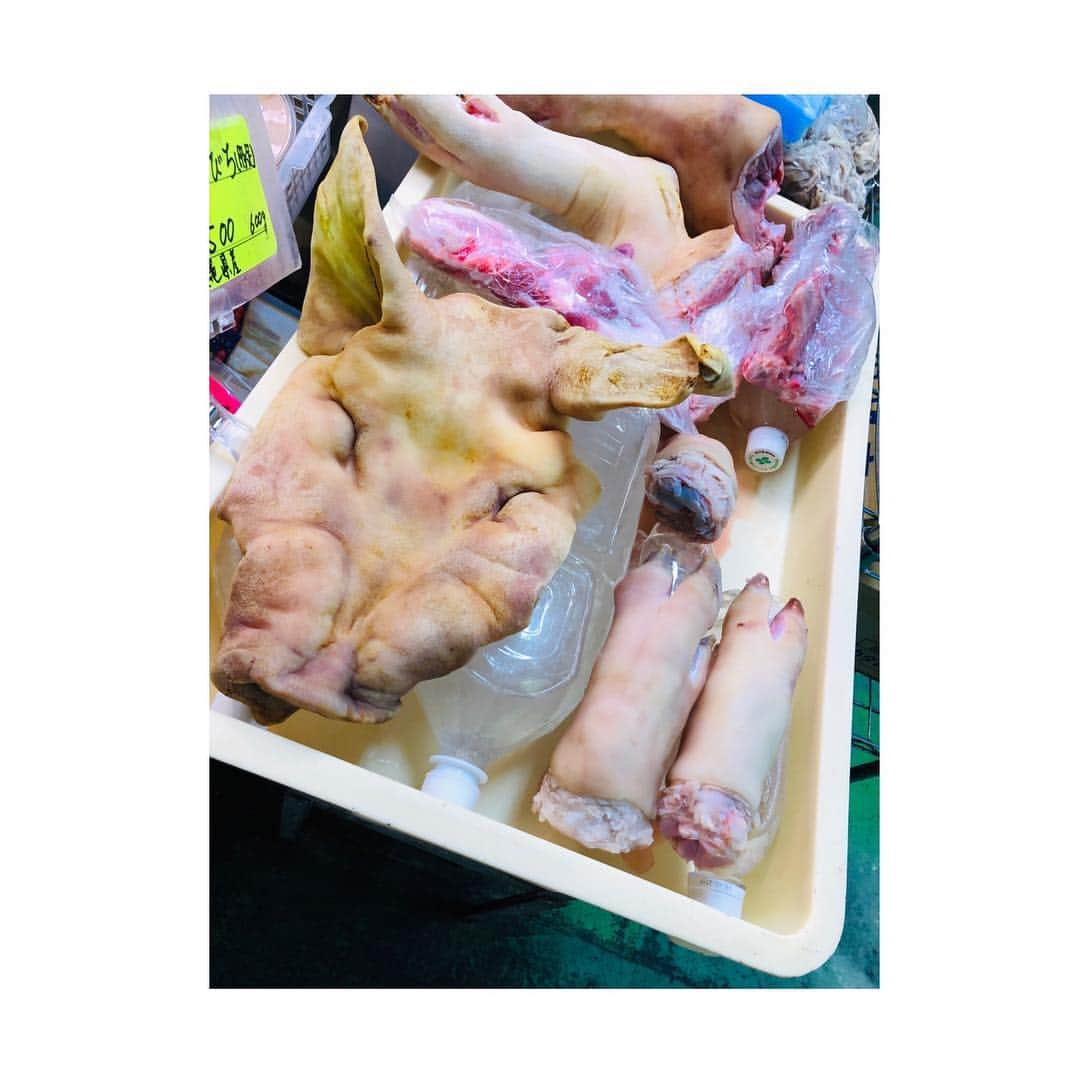 MAIKO さんのインスタグラム写真 - (MAIKO Instagram)「沖縄に豚は欠かせないブー🐷 チラガーやテビチやソーキはもちろんだけど☝️ 昔の人は血までも固めて食べてたんだブー🐷 そんなチーイリチーも沖縄料理屋さんで食べれるから食べて欲しいブー🐷✨ ・ ・ #沖縄 #公設市場 #残したい沖縄 #あいらぶ豚🐖 #チーイリチー #不思議な食感 #昔はおばぁちゃんとバスに乗って食材買いに来たなぁ🚌👵🏽」4月18日 17時41分 - maiko_oops