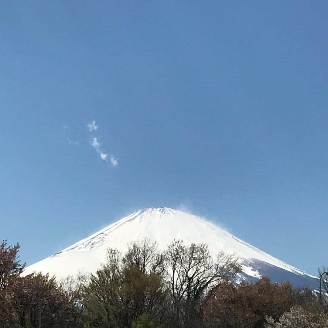 青山倫子さんのインスタグラム写真 - (青山倫子Instagram)「綺麗な青空だな。 春というより、初夏のよう。 富士山を見ると、 何かいいことがありそうな 嬉しい気持ちになる✨ 私ね、子供の頃から 富士山を見かけるたびに、 こっそりと心の中でお願い事をしてみているのです🗻 陽射しが暖かくて 富士山の雪も溶け始めてるのかな。 雪のあたりがもやもやってしてた。 不思議な光景。 それにしても本当に綺麗だな。 #青山倫子 #暖かくなって嬉しいな #富士山 #綺麗だな #いいことがあるといいな #日々に感謝 #皆さん素敵な1日になりますように」4月18日 12時12分 - noriko_aoyama1229