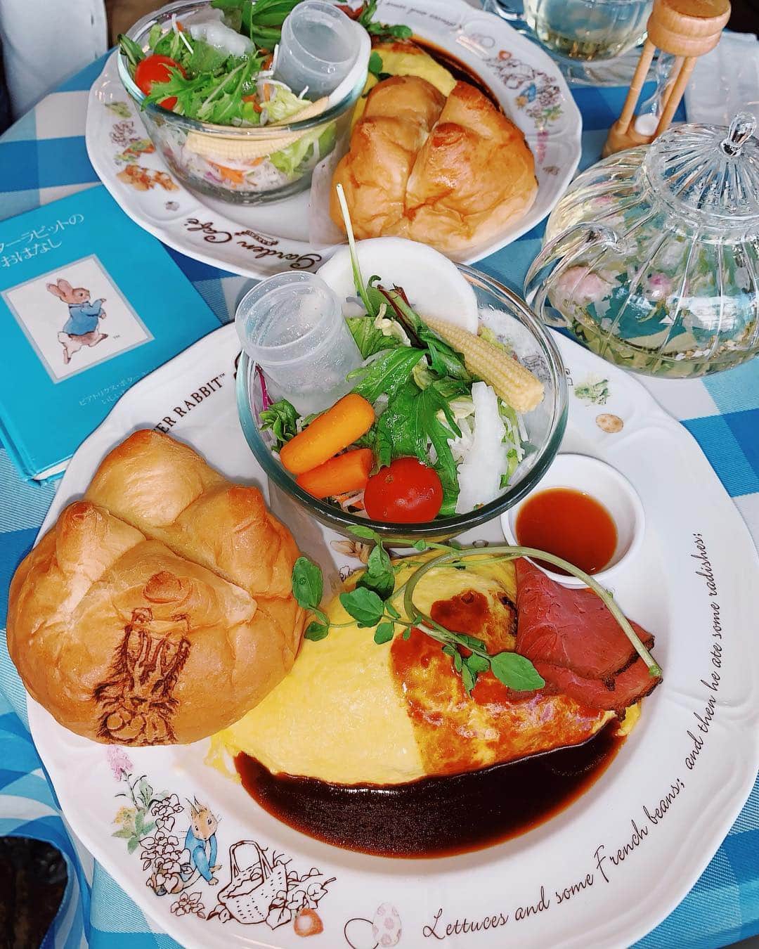 長澤佑香さんのインスタグラム写真 - (長澤佑香Instagram)「‎⋆ お母さんと #ピーターラビットガーデンカフェ  でランチ🍽🐰🥕 #ラケル がプロデュースしてるから 美味しくて可愛い～～。このパン大好き～～。季節限定 の #ダマスクローズ の #ローズティー も美味しかった🌹 ‎⋆ ‎⋆ #ピーターラビット #ピーターラビットの世界 #ピーターラビットのおはなし #コンセプトカフェ #自由が丘 #オムライス #ランチプレート #peterrabbit #cafe #lunch #mom #instafood #lfl #l4l」4月18日 12時16分 - ykngsw