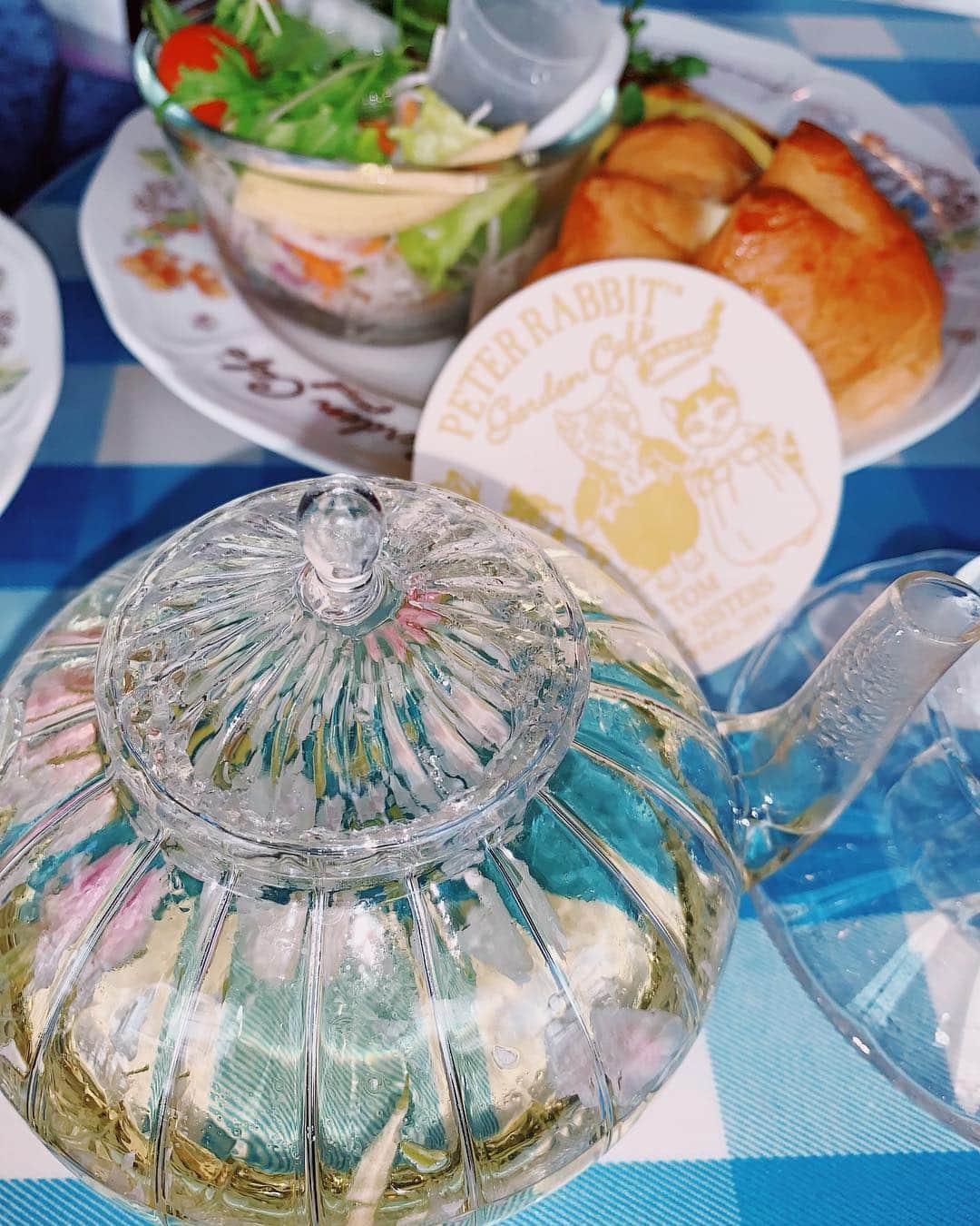 長澤佑香さんのインスタグラム写真 - (長澤佑香Instagram)「‎⋆ お母さんと #ピーターラビットガーデンカフェ  でランチ🍽🐰🥕 #ラケル がプロデュースしてるから 美味しくて可愛い～～。このパン大好き～～。季節限定 の #ダマスクローズ の #ローズティー も美味しかった🌹 ‎⋆ ‎⋆ #ピーターラビット #ピーターラビットの世界 #ピーターラビットのおはなし #コンセプトカフェ #自由が丘 #オムライス #ランチプレート #peterrabbit #cafe #lunch #mom #instafood #lfl #l4l」4月18日 12時16分 - ykngsw