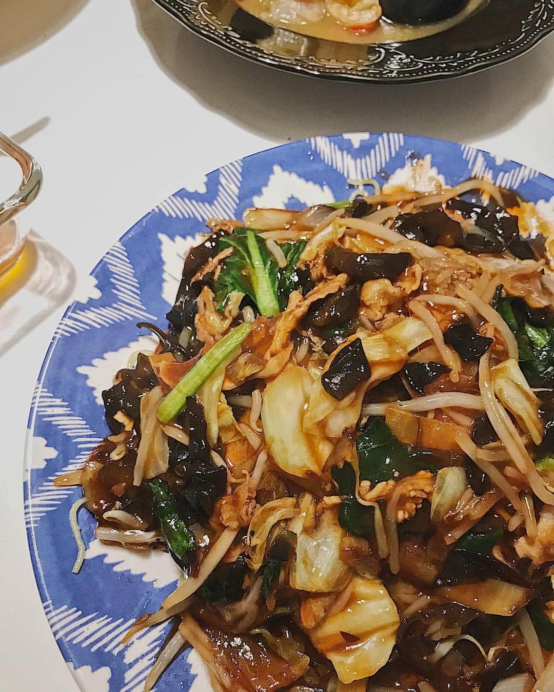 上原歩さんのインスタグラム写真 - (上原歩Instagram)「お友達のお家にお泊まりに行ったのでイオントップバリュでお買い物したクッキットを持っていき調理しました♡  @topvaluofficial ほんとに簡単でお野菜もたっぷり入っていて、特別な工程は何もないし包丁もいらないし、油とフライパンだけでできちゃうなんて、、これはいいね〜便利だね〜っ美味しいねー！と言いながら完食しました♫  家事って想像以上に大変です。  私（俺）頑張ってる！  たまには皆さん美味しく楽しましょ♡ ・ ・ #love#cooking#CooKit#PR#happy#life#instagood#トップバリュ#クッキット」4月18日 12時18分 - ayumiuehara