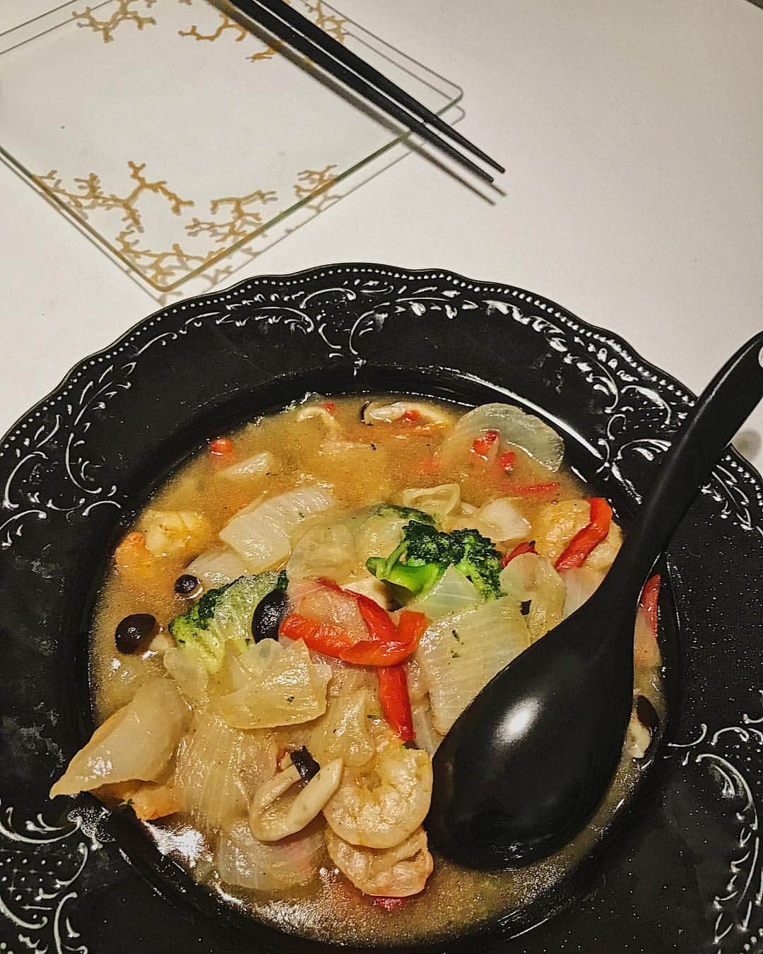 上原歩さんのインスタグラム写真 - (上原歩Instagram)「お友達のお家にお泊まりに行ったのでイオントップバリュでお買い物したクッキットを持っていき調理しました♡  @topvaluofficial ほんとに簡単でお野菜もたっぷり入っていて、特別な工程は何もないし包丁もいらないし、油とフライパンだけでできちゃうなんて、、これはいいね〜便利だね〜っ美味しいねー！と言いながら完食しました♫  家事って想像以上に大変です。  私（俺）頑張ってる！  たまには皆さん美味しく楽しましょ♡ ・ ・ #love#cooking#CooKit#PR#happy#life#instagood#トップバリュ#クッキット」4月18日 12時18分 - ayumiuehara