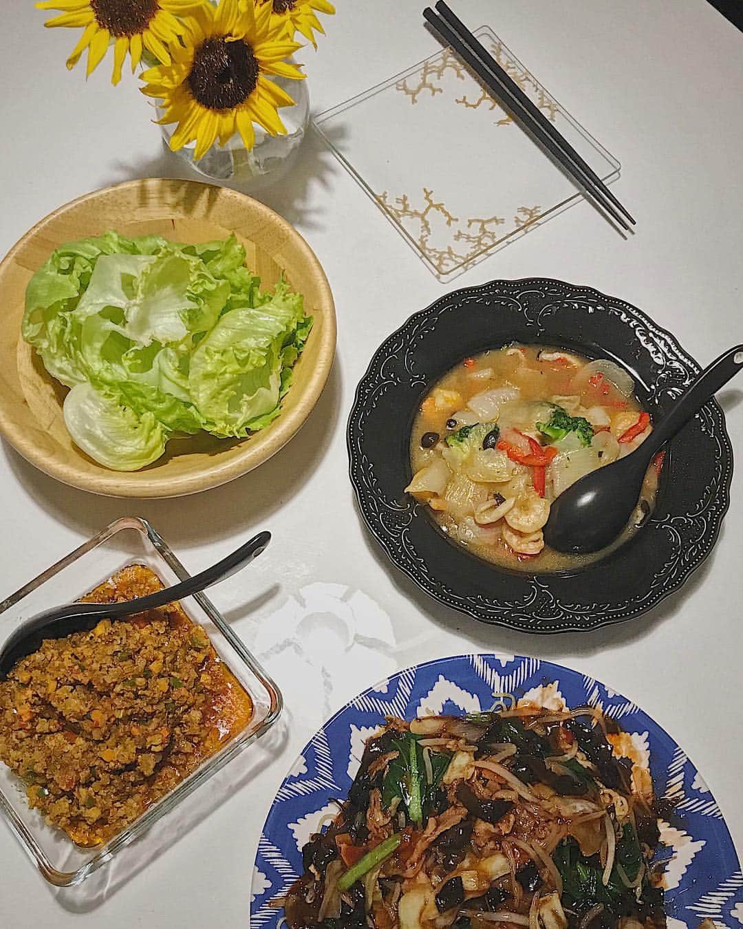 上原歩さんのインスタグラム写真 - (上原歩Instagram)「お友達のお家にお泊まりに行ったのでイオントップバリュでお買い物したクッキットを持っていき調理しました♡  @topvaluofficial ほんとに簡単でお野菜もたっぷり入っていて、特別な工程は何もないし包丁もいらないし、油とフライパンだけでできちゃうなんて、、これはいいね〜便利だね〜っ美味しいねー！と言いながら完食しました♫  家事って想像以上に大変です。  私（俺）頑張ってる！  たまには皆さん美味しく楽しましょ♡ ・ ・ #love#cooking#CooKit#PR#happy#life#instagood#トップバリュ#クッキット」4月18日 12時18分 - ayumiuehara