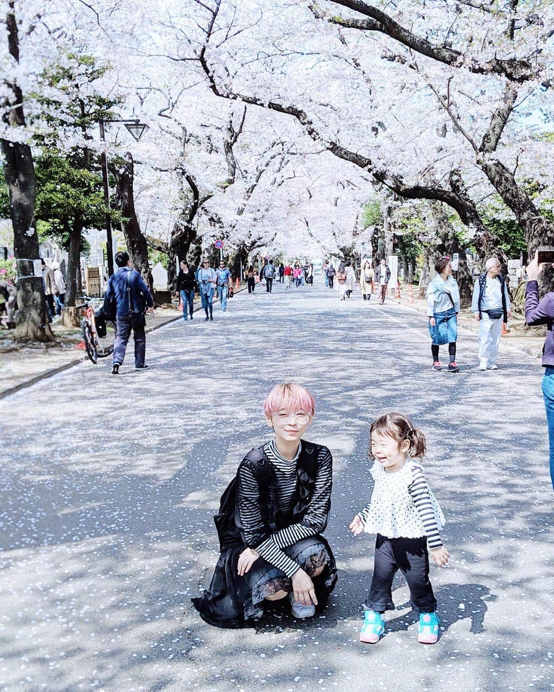サオリリスのインスタグラム：「春ふかくなり散りゆく谷中の桜。春は娘の季節(誕生日だし)なので、なんか嬉しいきもち。春の光の中のえくぼがまぶしい。 ・ ・ ・ @kakikukekikka ・ ・ ・ #mama #instamama #ママ #女の子ママ #育児 #子育て #ママファッション #instafashion #baby #babygirl #instababy #ig_baby #babyfashion #kids #girl #instakids  #ig_kids #kidsfashion」