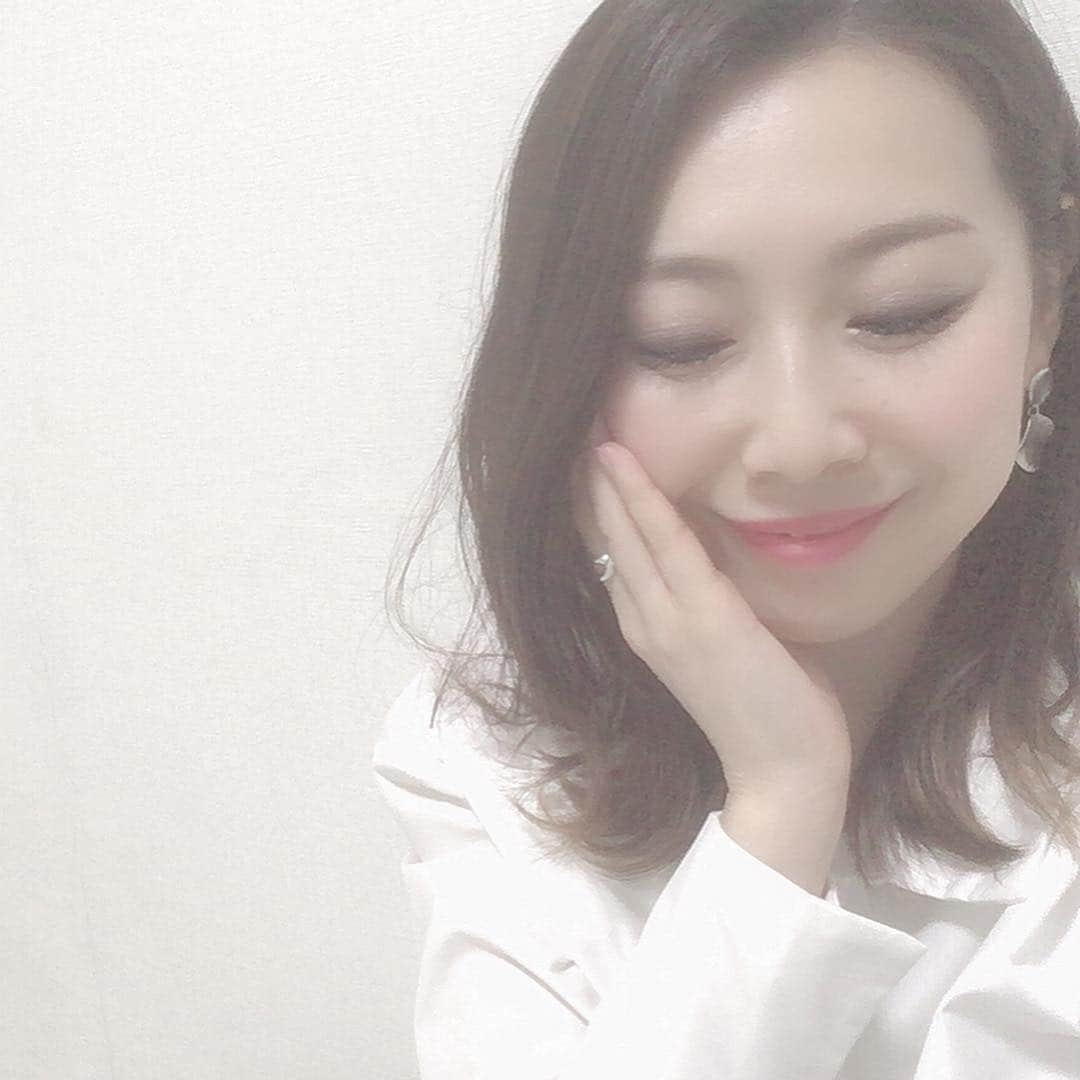 kaorinさんのインスタグラム写真 - (kaorinInstagram)「末っ子がお昼寝をしなかった日の夜はいつもより早く寝るので、@impinch_official のアイムピンチでたるみ解消マッサージ続けてます✨ ・ 目元とフェイスラインのたるみが気になるお年頃🙈 ・ 少しでもあがるように、マッサージ頑張ります✨ ・ でも力は入れずに、擦らず、優しくが鉄則‼︎✨ ・ ・ #アイムピンチ#美容液#美容#基礎化粧品#化粧品#アラフォー」4月18日 12時26分 - kaorinnnhyrk