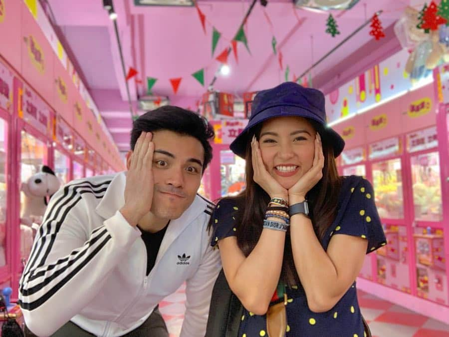 Kim Chiuさんのインスタグラム写真 - (Kim ChiuInstagram)「that face you get when you forced him to pose with you in this super duper cute pink “wawa” place!!!!💗😍💗 kahit ayaw niya,.. game naman siya!😝 haha hi @xianlimm 👋🏻😁」4月18日 12時26分 - chinitaprincess