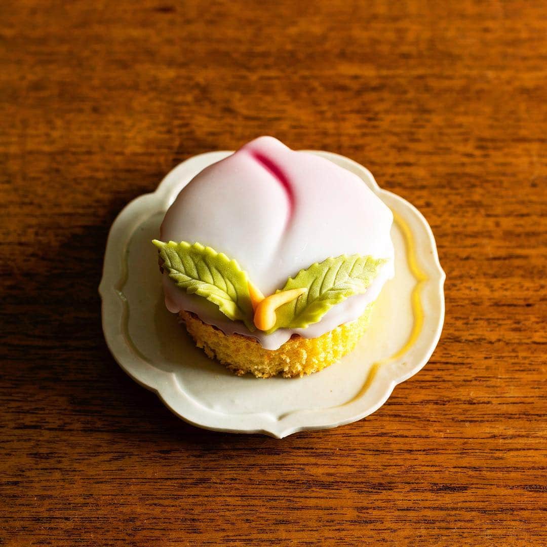 Hanako公式さんのインスタグラム写真 - (Hanako公式Instagram)「目でも楽しめる"おめでたい"カステラの雛菓子🍑﻿ ﻿ 〈 松翁軒 〉の「桃カステラ」は、長崎カステラをベースにした桃形のお菓子。今では様々な慶事に用いられる。直径約9㎝のボリュームもおめでたい。﻿ ﻿ 【Hanako_お茶特集発売!!】﻿ #Hanako #Hanako_magazine #Hanako30th #松翁軒 #和菓子 #カステラ #お茶好き #日本茶カフェ #ほうじ茶 #抹茶 #フルーツティー #cafestagram #japanesegreentea #greentea #japanesetea #instacafe #タピオカ #タピ活 #おやつ #おやつ部 #カフェ好き #東京カフェ #カフェ #カフェ巡り #カフェスタグラム #カフェ活 #カフェ部#カフェ好きな人と繋がりたい #cafe #Photoby_TakafumiMatsumura」4月18日 12時29分 - hanako_magazine