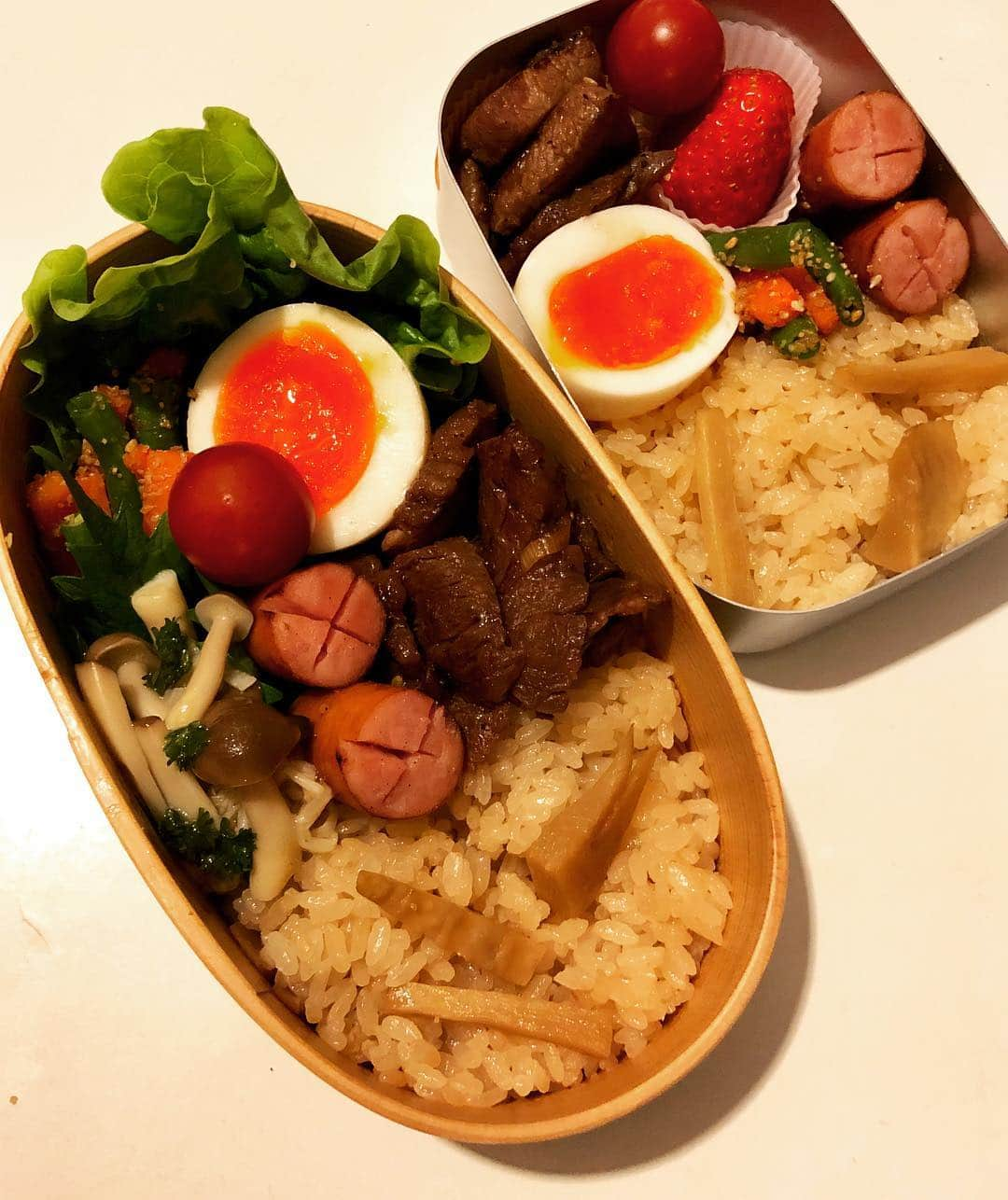 甘糟記子さんのインスタグラム写真 - (甘糟記子Instagram)「昨日のお弁当！  アンガの焼肉に、人参とインゲンの胡麻和え、ゆで卵、きのこマリネ、トマト、ウィンナー、タケノコご飯です( ^ω^ )  2枚目は前日いただいた高松屋の豆大福(๑˃̵ᴗ˂̵) 夕食後にペロリ。 松島屋さんから独立された方だそうで、確かに似てる！  個人的な感想で言えば、豆大福は本家の方が美味しくて、みたらし団子はこちらの方が美味しいかも(๑˃̵ᴗ˂̵) 美味しい和菓子屋さんが増えて嬉しい限りです(≧∀≦) #甘糟ご飯#ご飯#昼ごはん#ランチ#ランチボックス#弁当#曲げわっぱ#わっぱ弁当 #japanese#japanesefood #japanesesweets #松島屋#高松屋」4月18日 12時38分 - norihey924