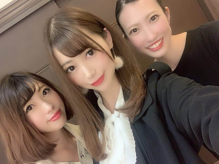 安森彩那さんのインスタグラム写真 - (安森彩那Instagram)「2019.4.15 oita  1枚目 従姉妹。【3姉妹】 一番右のゆうちゃんがブライダルのお仕事に務めてて、ウエディングドレスの採寸をしてその人に合ったサイズにつめるらしい！ 私もついでにドレスみてきました。 かわいいドレスたくさん。 私には着れる日がくるのだろうか。(笑) - 2~3枚目. 祖父と退院祝いと私のおかえりなさい会で家族みんなだいすき 【カフェフランセ Yuki⠀】 にいきました。 ぜーんぶ、しんけん美味しかったけど、帆立のソーセージは斬新でインパクトありましたね！ パン〜デザートまで全て手作り。 その名の通り、食べたら ‘幸せ ’な 気持ちになれます。 ニコハピシアワセルンティ。 じぃじ、シェフありがとう♥ - 4枚目. おばあちゃん。 約1年4ヵ月ぶりに会ったおばあちゃんの姿は変わり果ててて、認知症が思った以上に進行してて、息子である父の事も、小さい頃から孫というよりか娘のように育ててくれた私の事も思い出すことはなかったです。もうおばあちゃんの笑顔を見ることが出来ないのは寂しいけど何より生きててくれてまたこうして出会えた事が嬉しいよ。おばあちゃんが私の事忘れても私がおばあちゃんのことずーーっと覚えちょんけん！ だいすき おばあちゃん。  #別府 #大分 #温泉 #グルメ #おんせん県 #beppu #oita #onsen #lunch  #デザート #dessert #cafefrancais」4月18日 12時41分 - ayana.y_official