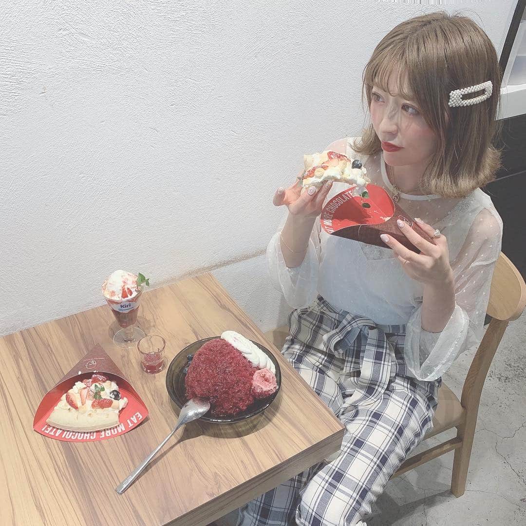 ひこ乃さんのインスタグラム写真 - (ひこ乃Instagram)「🍨×🧀=💗⠀ ⠀ 4/23から始まるICE MONSTERとKiriの コラボスイーツ❤︎ 一足お先にいただきましたっ𓍯 かき氷とチーズ？！と思ったけど、 これがすっごく美味しい！😭 チーズ大好きだから夢のコラボすぎてたし 味も濃厚で食べた方がいい一品𓁉⠀ ⠀ 🍧ブルーベリークリームチーズかき氷 ¥1,330 🍨ストロベリークリームチーズソフトクリーム ¥680⠀ ⠀ #icemonster#kiri#renaikeikaku#キリコレ2019#表参道」4月18日 12時41分 - hikono0909