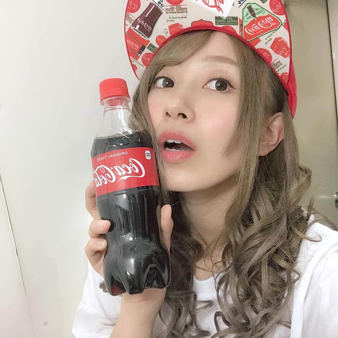 ホームランなみちさんのインスタグラム写真 - (ホームランなみちInstagram)「コカコーラ🥤 #ブロマイド #撮影 #コカコーラ  #コカコーラグッズ  #コカコーラコーデ  #cocacola  #popな感じに #❤️ #model  #ootd #offshot」4月18日 12時55分 - nami_onpu_uta