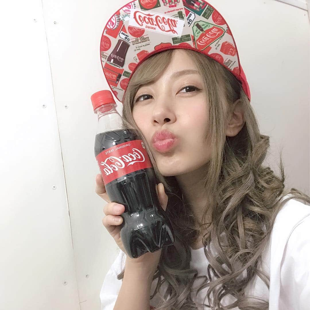 ホームランなみちさんのインスタグラム写真 - (ホームランなみちInstagram)「コカコーラ🥤 #ブロマイド #撮影 #コカコーラ  #コカコーラグッズ  #コカコーラコーデ  #cocacola  #popな感じに #❤️ #model  #ootd #offshot」4月18日 12時55分 - nami_onpu_uta