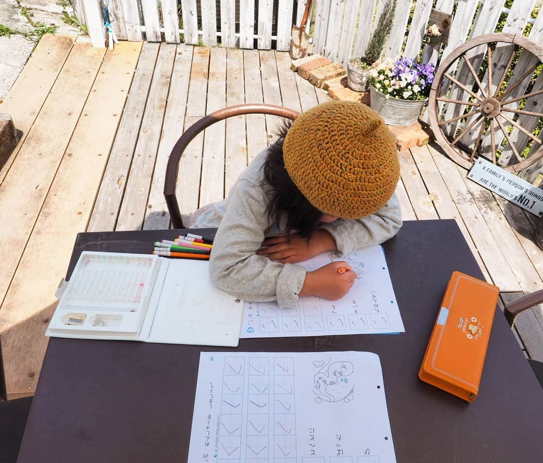 ゆうこさんのインスタグラム写真 - (ゆうこInstagram)「こんにちは。  入学してから１週間、疲れがでたようで 風邪をひいてお休み中の娘。  昨日と今日の朝に点滴をしてもらって、熱もさがって、元気になってきました😊 ・ ・ 「よし、おそとでしゅくだいしよーっと！」と言って、外にでて、大きな声で「あさ、いいことたくさん…」と本読みをして、ひらがなプリントもがんばってしていました✏️ そのあとは、アイスを美味しそうに食べていました🍨 ・ ・ ・ 明日ははじめての参観日。 元気にいけたらいいな😊 ・ ・  #ウッドデッキ #新1年生 #小学生 #こども #娘  #日々のこと #新生活 #スローライフ #田舎暮らし #マイホーム #外観 #暮らし #きろく #自然 #三角屋根 #おうち #宿題 #プリント #音読 #DIY #パラソル #お庭 #帽子 #ママパパカメラで成長記録  #カンタンママパパカメラ #ゆうこさんちの手づくり暮らし #kissmamaになろう」4月18日 12時55分 - slow.life.works