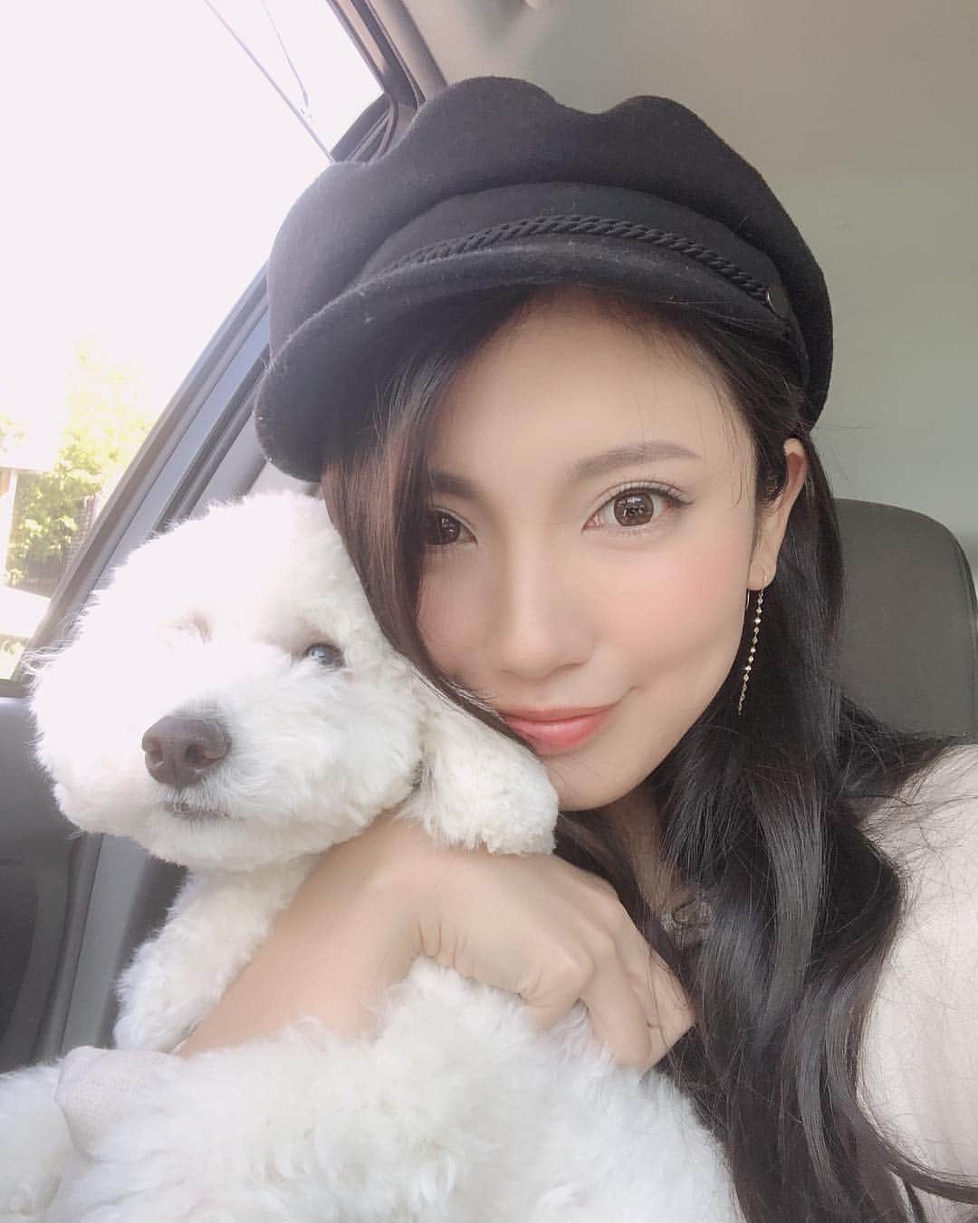 吉田愛璃のインスタグラム：「. . 🐾  ポカポカ日和☼☼☼ やっと20度越えうれし〜♡ . 気持ちよすぎだからteddyとドッグランランチしに行く( ¨̮ ) . 🐾 #わんこのいる生活 #いぬすたぐらむ #トイプードル #ドッグラン」