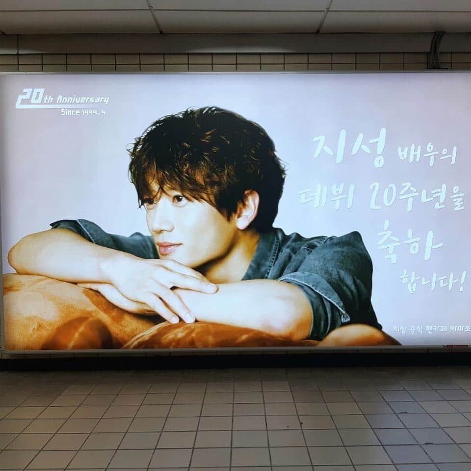 チソンのインスタグラム：「#아마조네스 #지성 #the20th 넘 고맙고, 진심 행복해. ^^ 이번에도 좋은 작품 만들어서 여러분과 함께 할께요. 따뜻한 사랑 고마워~ ^^❤️」