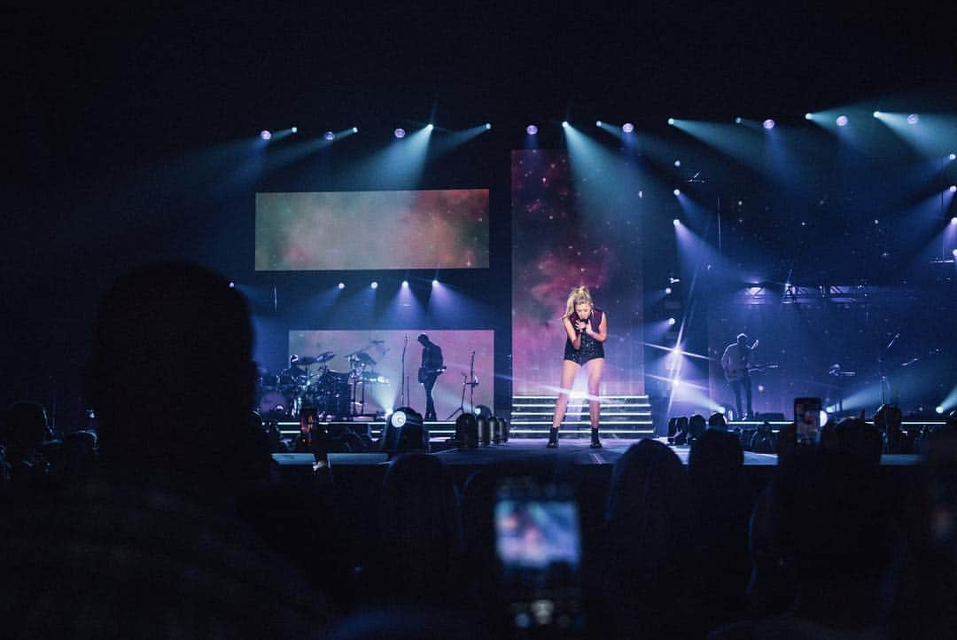 Kelsea Balleriniさんのインスタグラム写真 - (Kelsea BalleriniInstagram)「Salem, VA. See you tomorrow, Knoxville!!! // 📸 @_blythethomas」4月18日 12時57分 - kelseaballerini