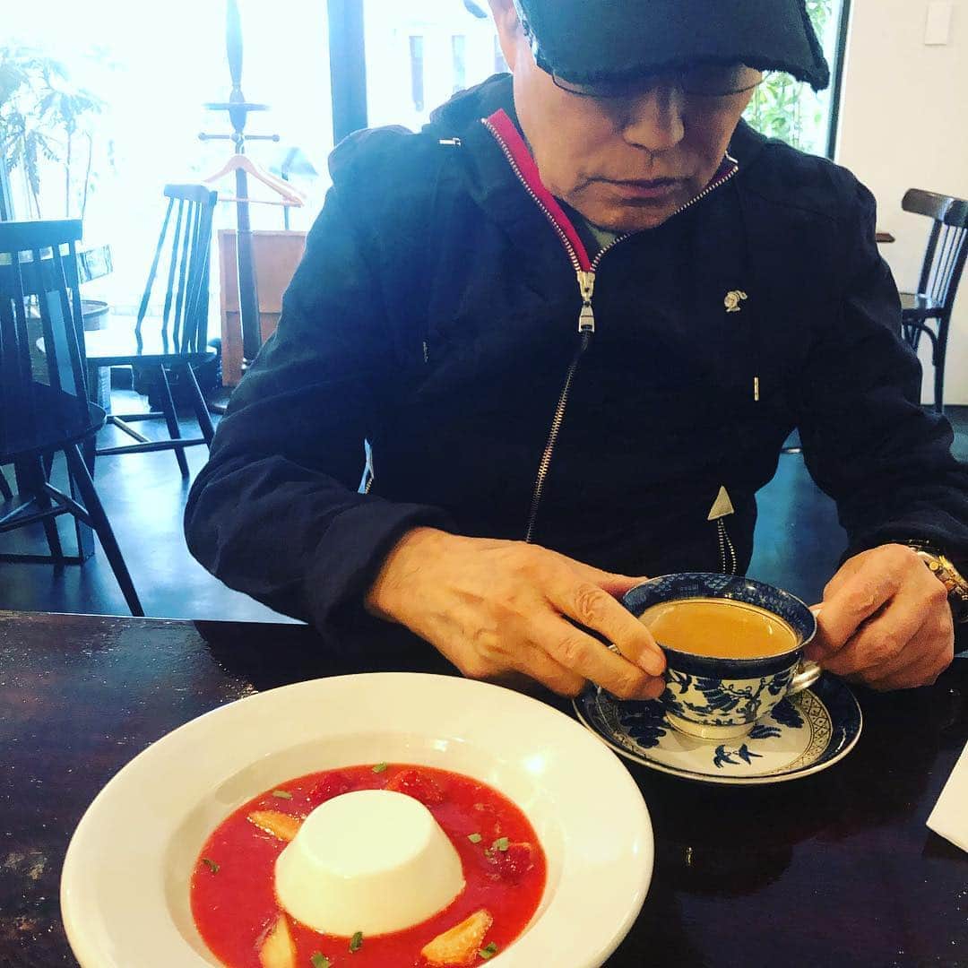 加藤綾菜さんのインスタグラム写真 - (加藤綾菜Instagram)「夫婦でチャイラテ☕︎とデザート🍓を食べに行きました💕 たまにこうして喫茶店に行くのが好きです✨ #かとちゃん #オフの日 #来月からは #ずっと #大阪」4月18日 12時59分 - katoayana0412