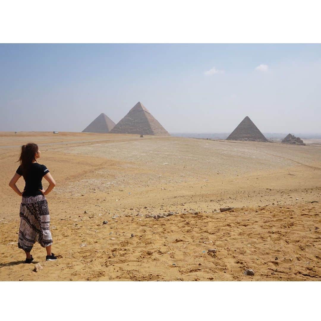 市原彩花さんのインスタグラム写真 - (市原彩花Instagram)「エジプトのピラミッド🐫 ずっと来たかった場所‼️ 見た瞬間感激して泣きそうになった😭💖 ピラミッド、、めちゃすごい〜〜‼️‼️ #エジプト#Egypt#ピラミッド#pyramid#カイロ#cairo#世界一周#世界一周旅行#世界一周航空券#海外旅行#旅行#プロトラベラー#ベルトラ#スターアライアンス#staralliance . エジプトはヨーロッパから#エジプト航空 で数時間✈️ どーーしても行きたくて来ちゃった♡ カイロはだんだん安全になって来て、去年から日本人観光客もまた増えて来たんだって😊 日本人女性の一人旅もたまにいるみたい😙 今回は現地に友達もいなかったから、全部 @veltra_official のオプショナルツアーでカイロを案内してもらったよ😆 優しい女性のベテラン日本語ガイドさんで、エジプトのいろんなこと教えてもらった😊 ストーリーとハイライトにたくさんエジプトのこと載せてくね🙆‍♀️」4月18日 12時59分 - ayaka_ichihara