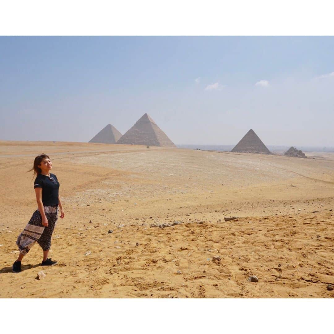市原彩花さんのインスタグラム写真 - (市原彩花Instagram)「エジプトのピラミッド🐫 ずっと来たかった場所‼️ 見た瞬間感激して泣きそうになった😭💖 ピラミッド、、めちゃすごい〜〜‼️‼️ #エジプト#Egypt#ピラミッド#pyramid#カイロ#cairo#世界一周#世界一周旅行#世界一周航空券#海外旅行#旅行#プロトラベラー#ベルトラ#スターアライアンス#staralliance . エジプトはヨーロッパから#エジプト航空 で数時間✈️ どーーしても行きたくて来ちゃった♡ カイロはだんだん安全になって来て、去年から日本人観光客もまた増えて来たんだって😊 日本人女性の一人旅もたまにいるみたい😙 今回は現地に友達もいなかったから、全部 @veltra_official のオプショナルツアーでカイロを案内してもらったよ😆 優しい女性のベテラン日本語ガイドさんで、エジプトのいろんなこと教えてもらった😊 ストーリーとハイライトにたくさんエジプトのこと載せてくね🙆‍♀️」4月18日 12時59分 - ayaka_ichihara