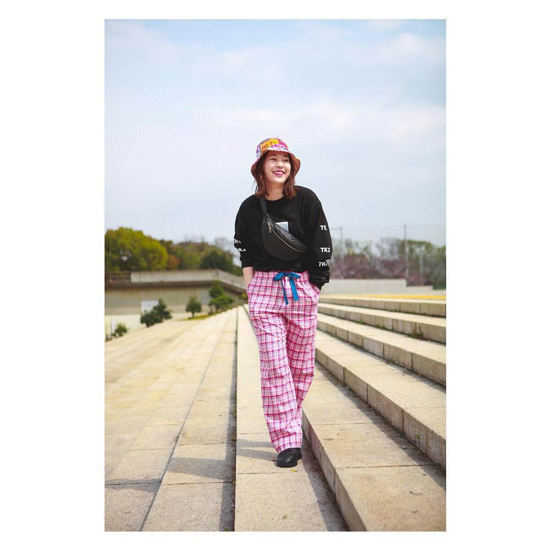 高槻かなこさんのインスタグラム写真 - (高槻かなこInstagram)「. TK2 x atmos pink CHECK WIDE PANTS . ゆるっと着れるチェック柄のワイドパンツ。 男女どちらもマストアイテム◎ . ヒモでウエストの調整が出来るのでハイウエストでも履ける！ メンズはヒモ結ばずにだらっとずるっと着てもらって可愛いと思います💖 . 私の着用サイズはLですが ダボっとしてるので全然メンズでも履けますよ☝🏻💛 . #TK2 #atmos #atmospink #pants #チェックパンツ #チェックパンツコーデ #ユニセックス #fashon #高槻かなこ #声優」4月18日 13時01分 - kanako.tktk