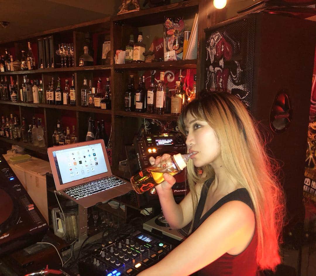 DJ mariennuさんのインスタグラム写真 - (DJ mariennuInstagram)「𝓓𝓡𝓤𝓝𝓚𝓑𝓐𝓑𝓨🍼 ・ ・ ・ #dj #djlife #哺乳瓶 中身は #tequila #musiclife #tokyo」4月18日 13時01分 - mariennu1202